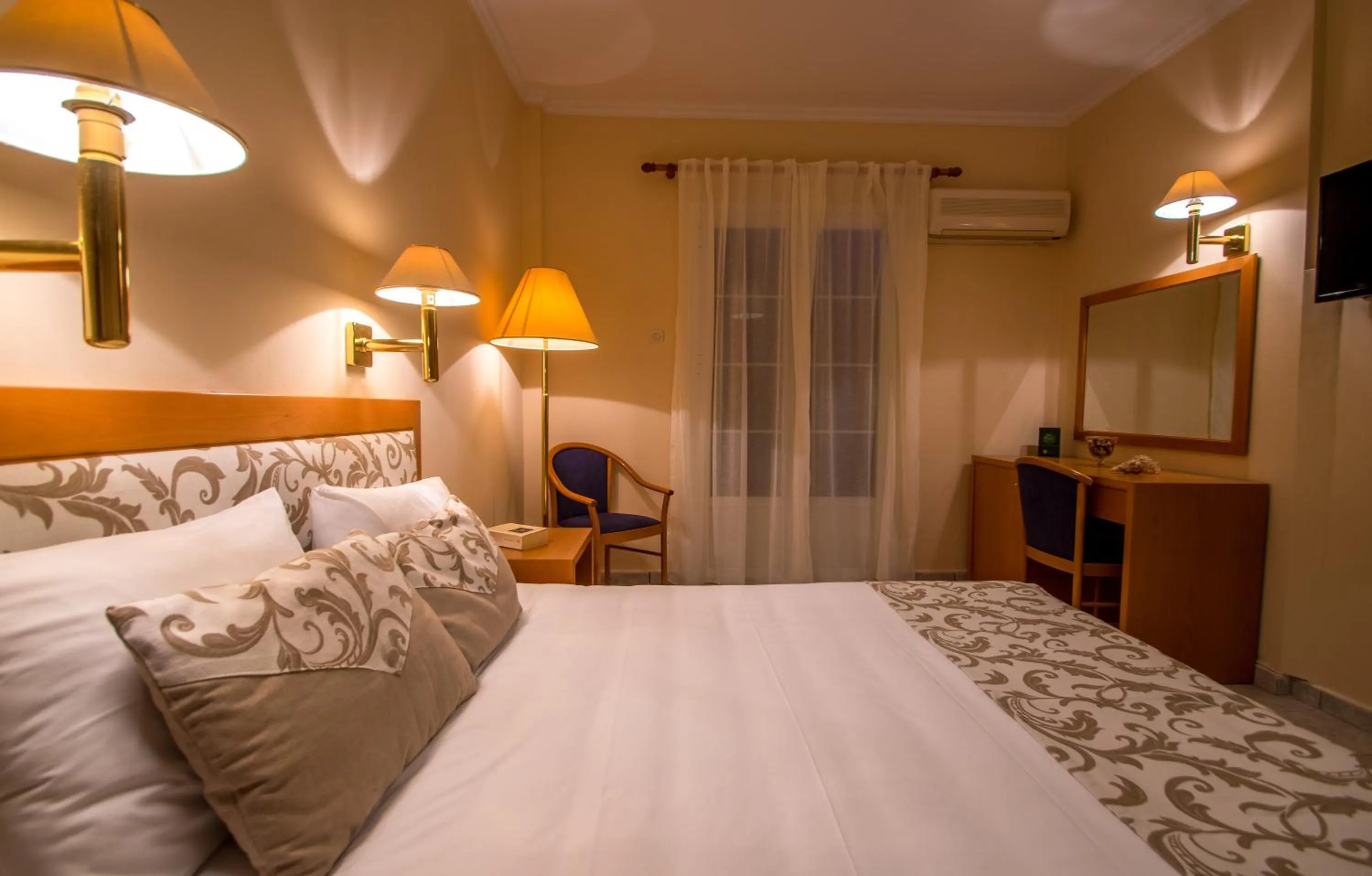 Photo of the whole room, Bed in Syros Atlantis