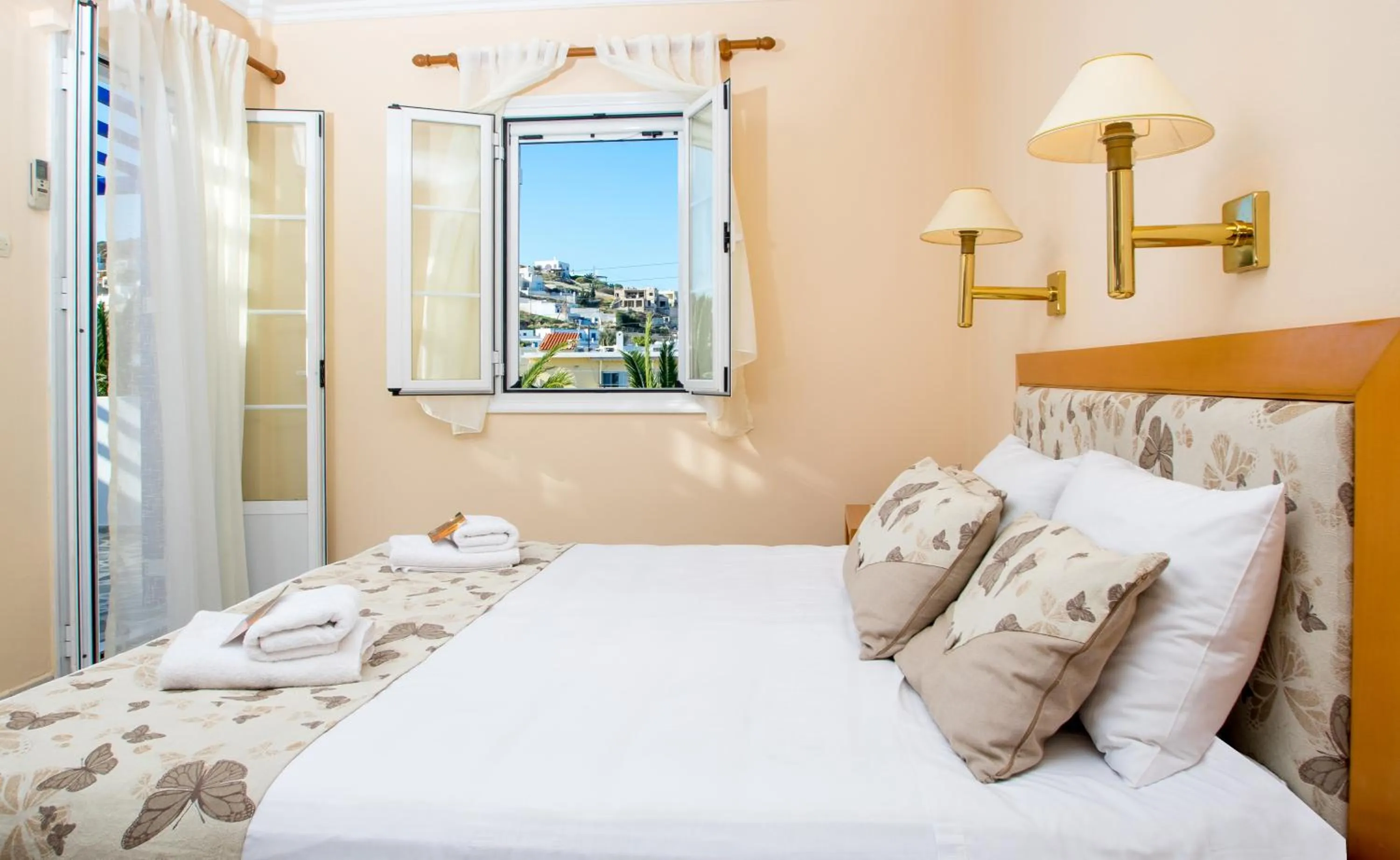 Photo of the whole room, Bed in Syros Atlantis
