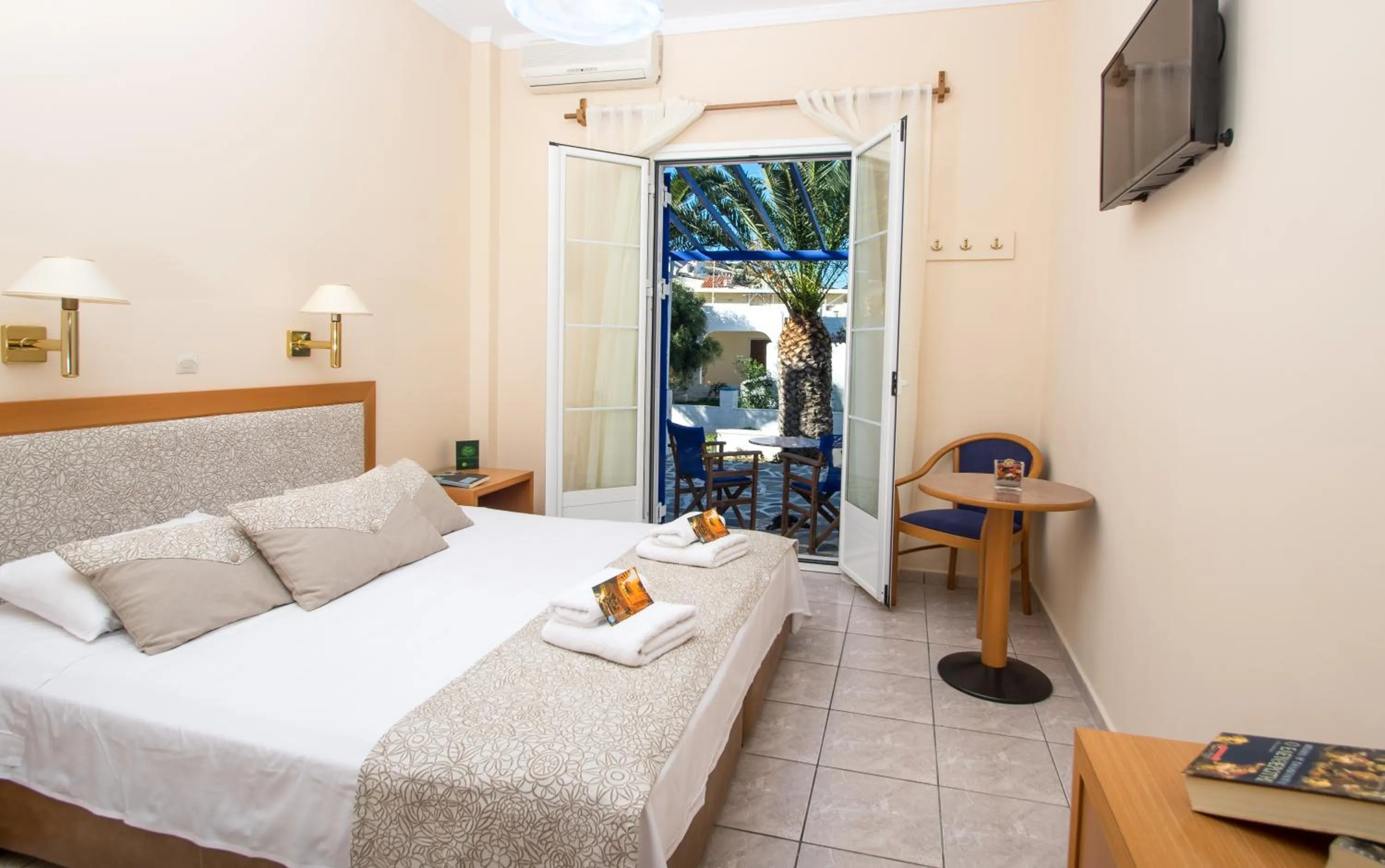 Photo of the whole room, Bed in Syros Atlantis