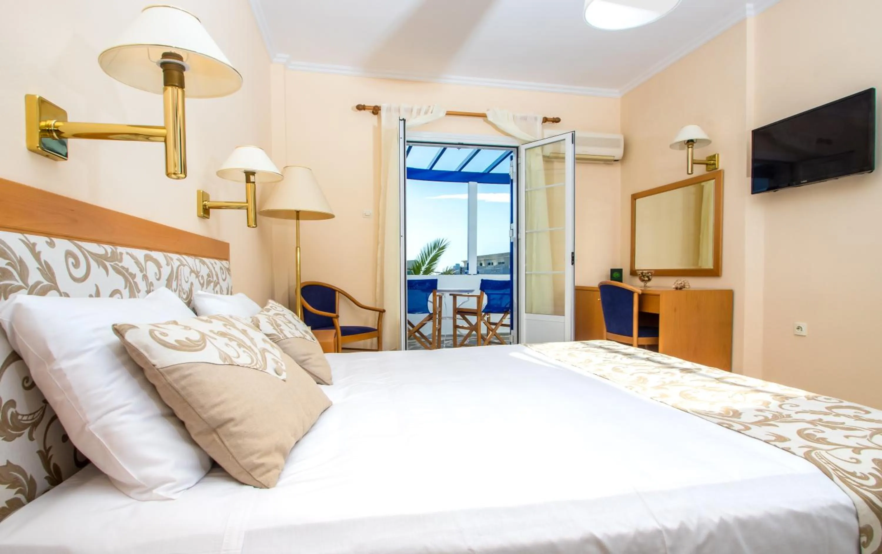 Photo of the whole room, Bed in Syros Atlantis