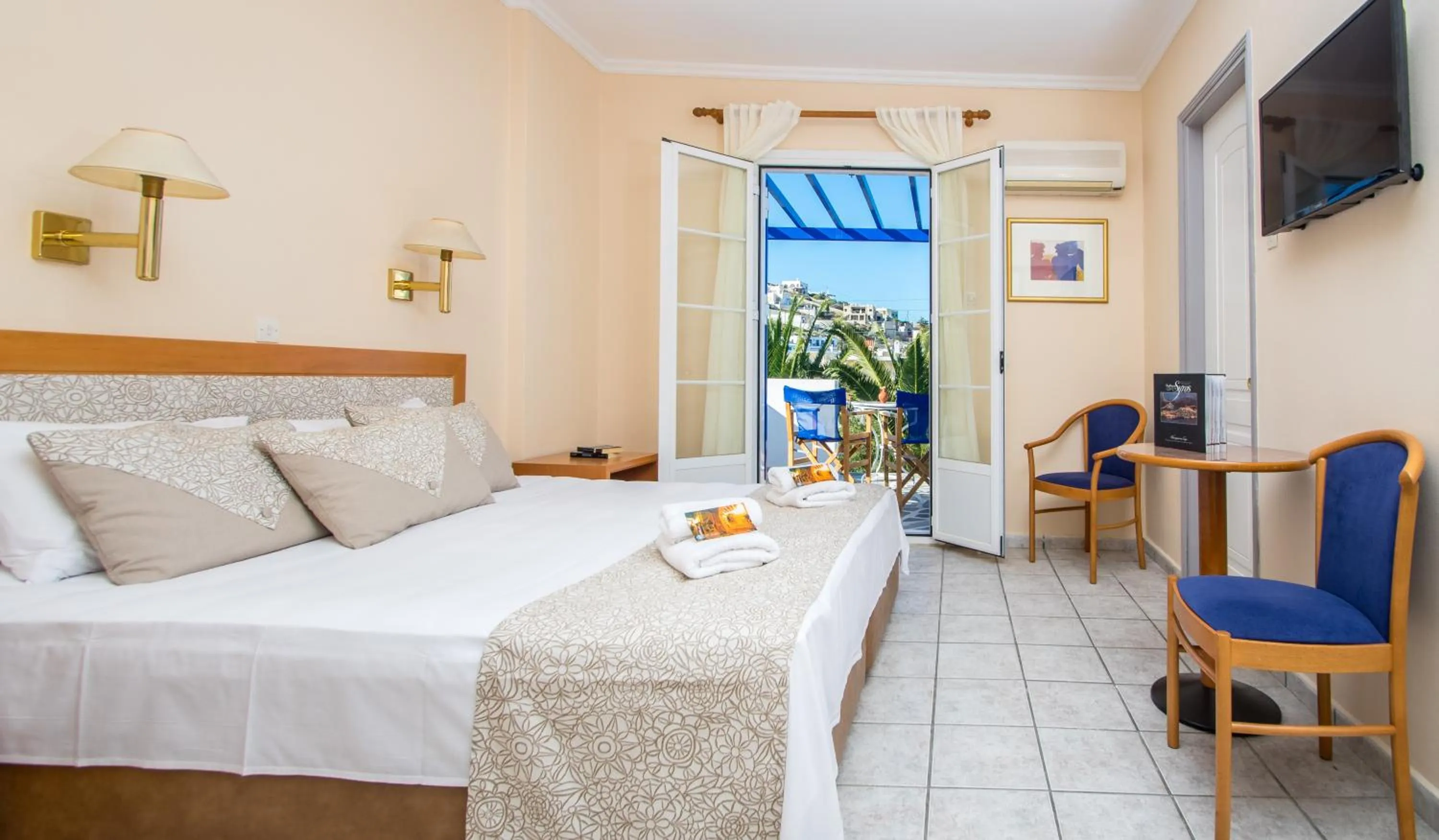 Photo of the whole room, Bed in Syros Atlantis