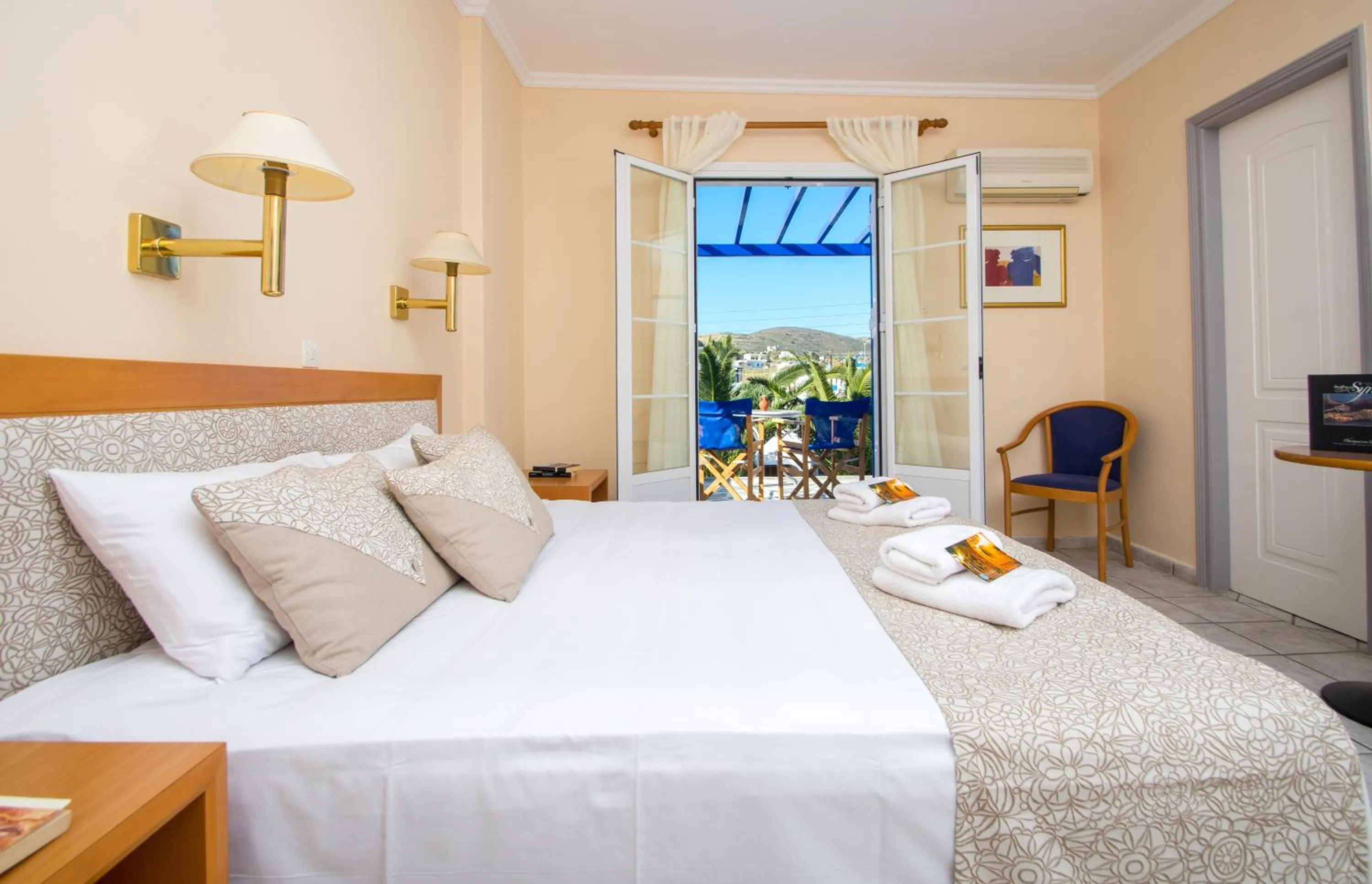 Photo of the whole room, Bed in Syros Atlantis