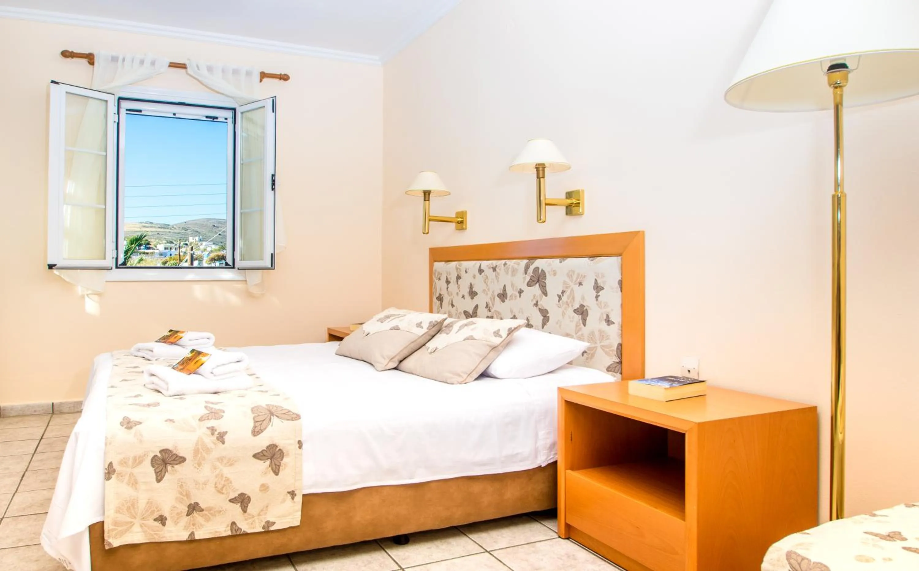 Photo of the whole room, Bed in Syros Atlantis