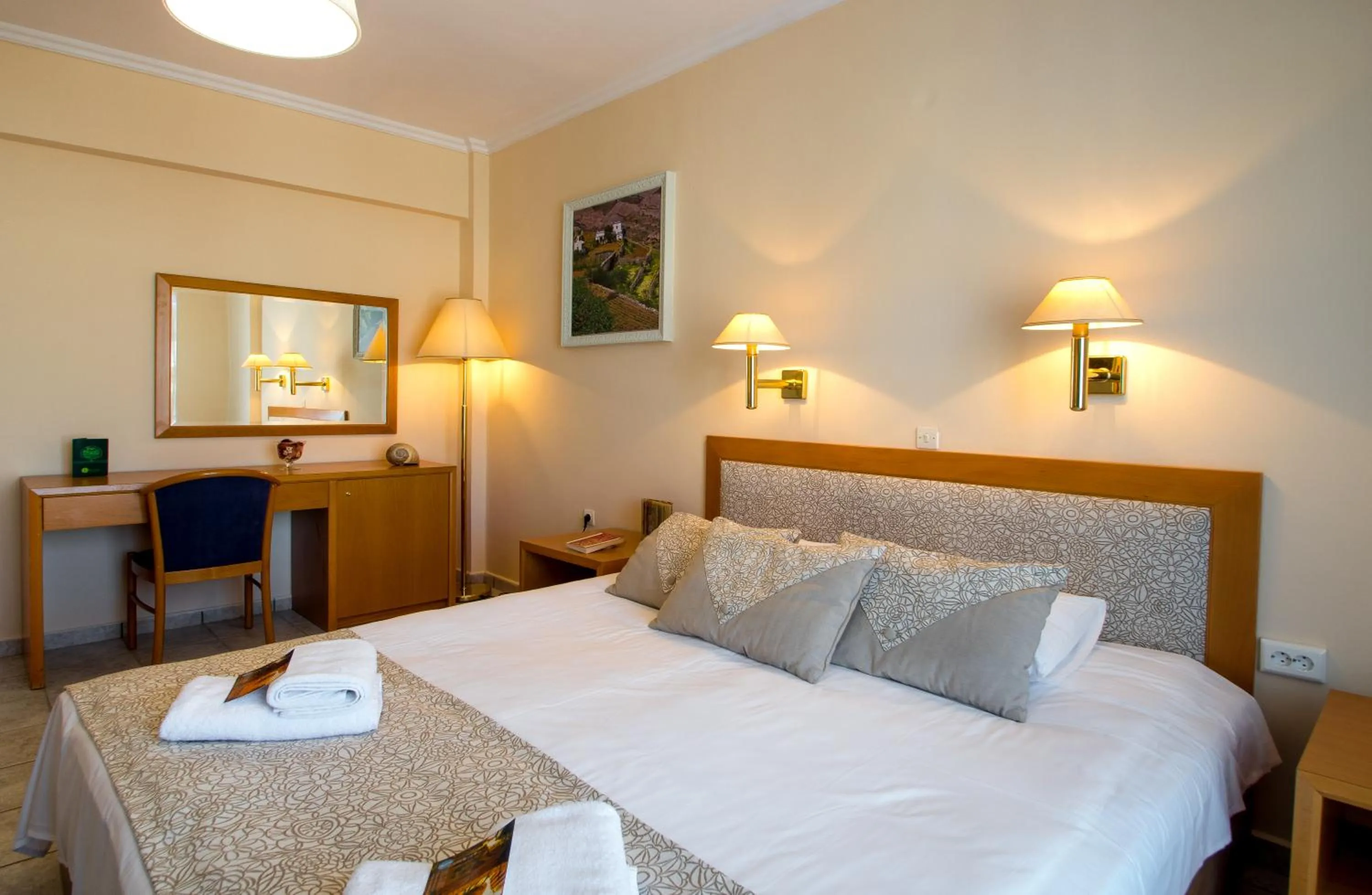 Photo of the whole room, Bed in Syros Atlantis