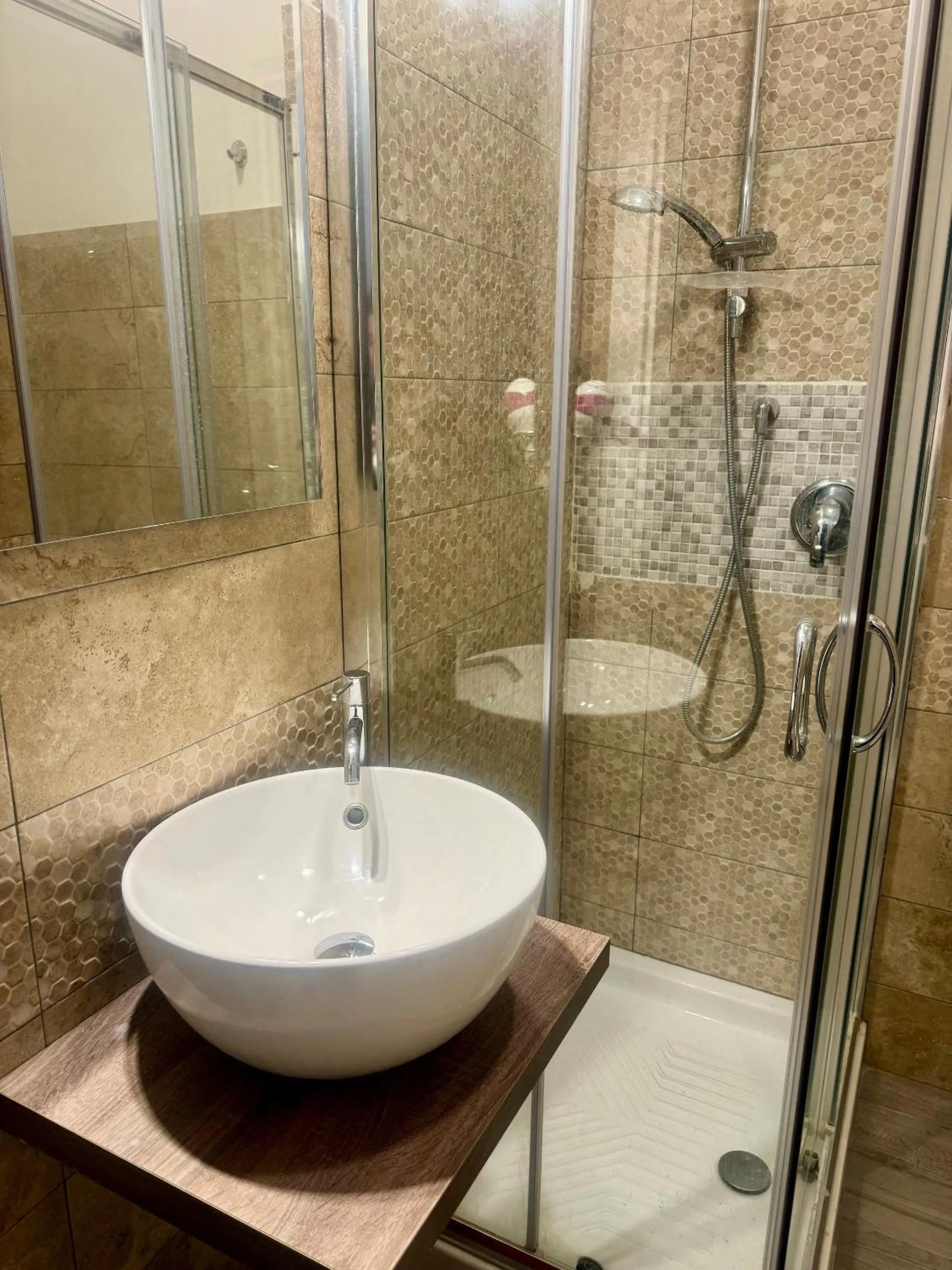 Shower, Bathroom in Hotel Santuario