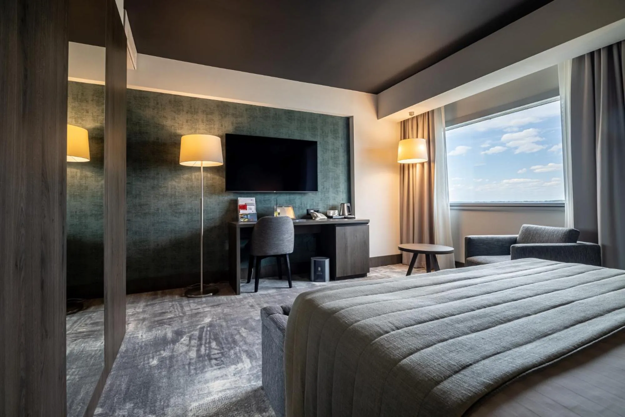 TV and multimedia, Bed in Hotel Osijek