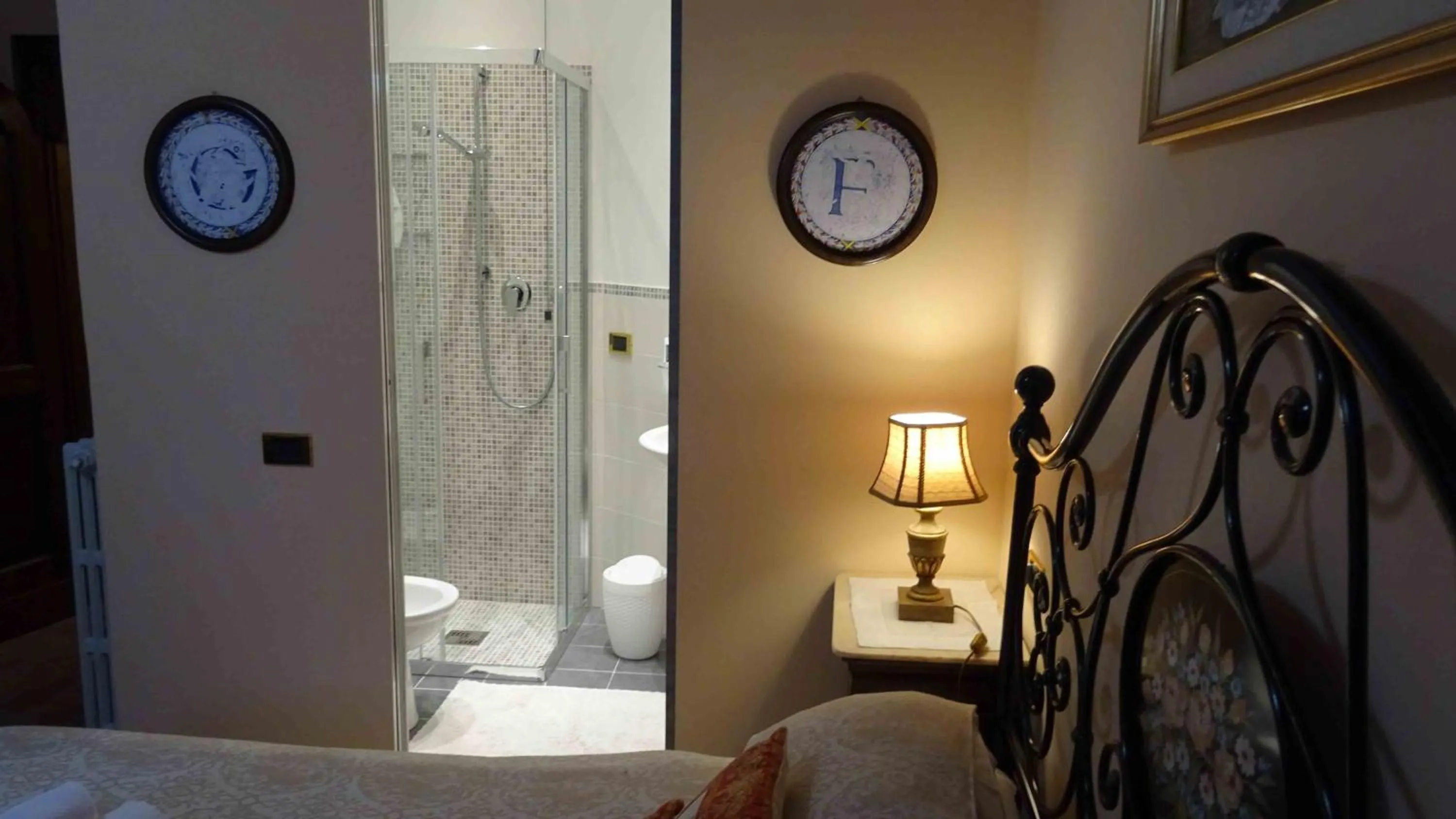 Bathroom, Bed in Vescovado 7