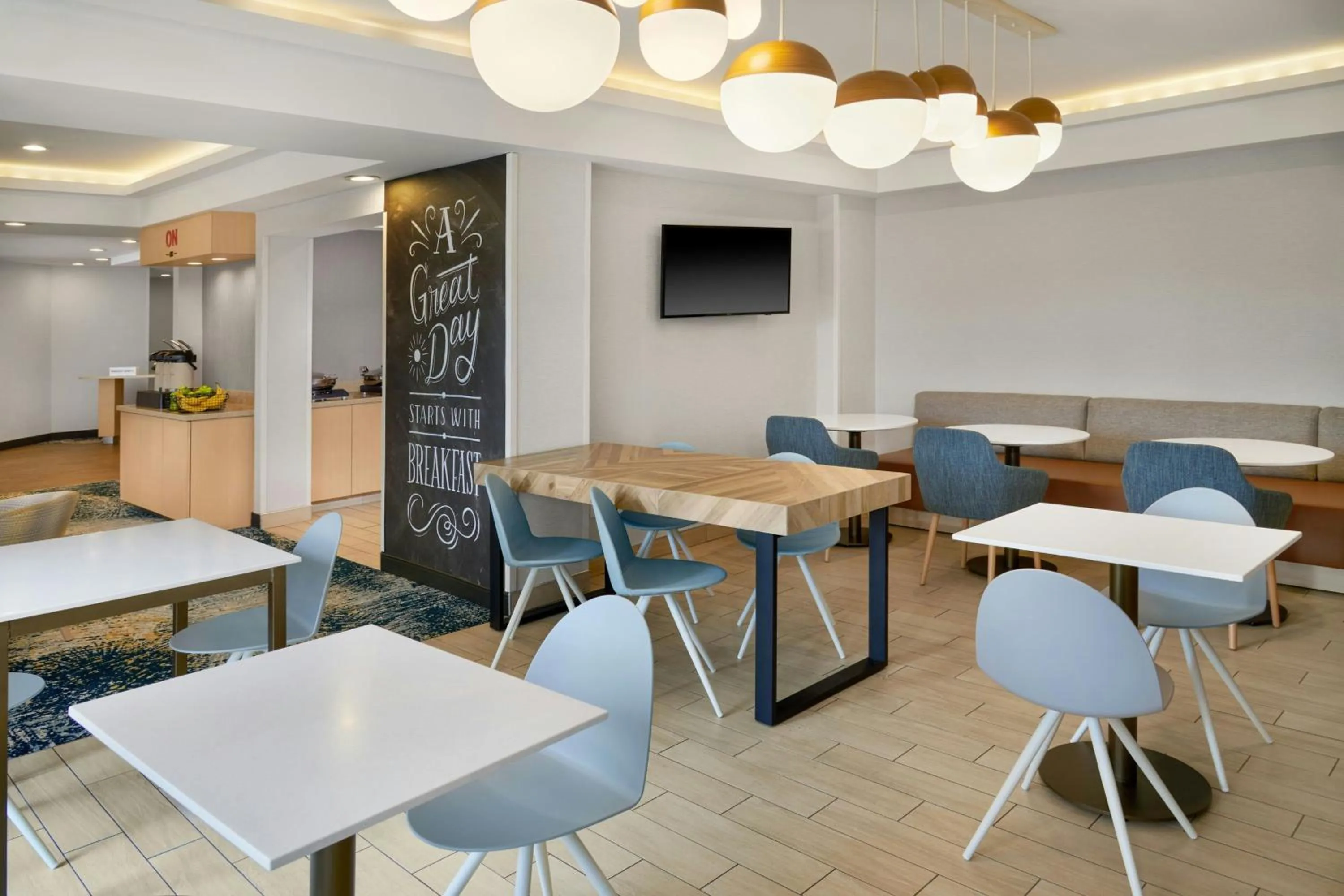 Breakfast in TownePlace Suites by Marriott Detroit Troy