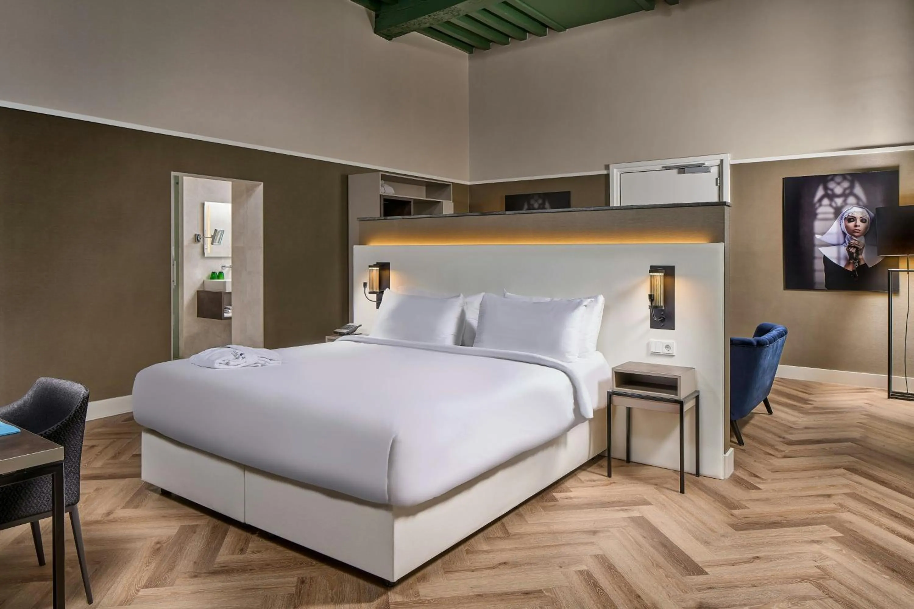 Photo of the whole room, Bed in Hotel Nassau Breda, Autograph Collection