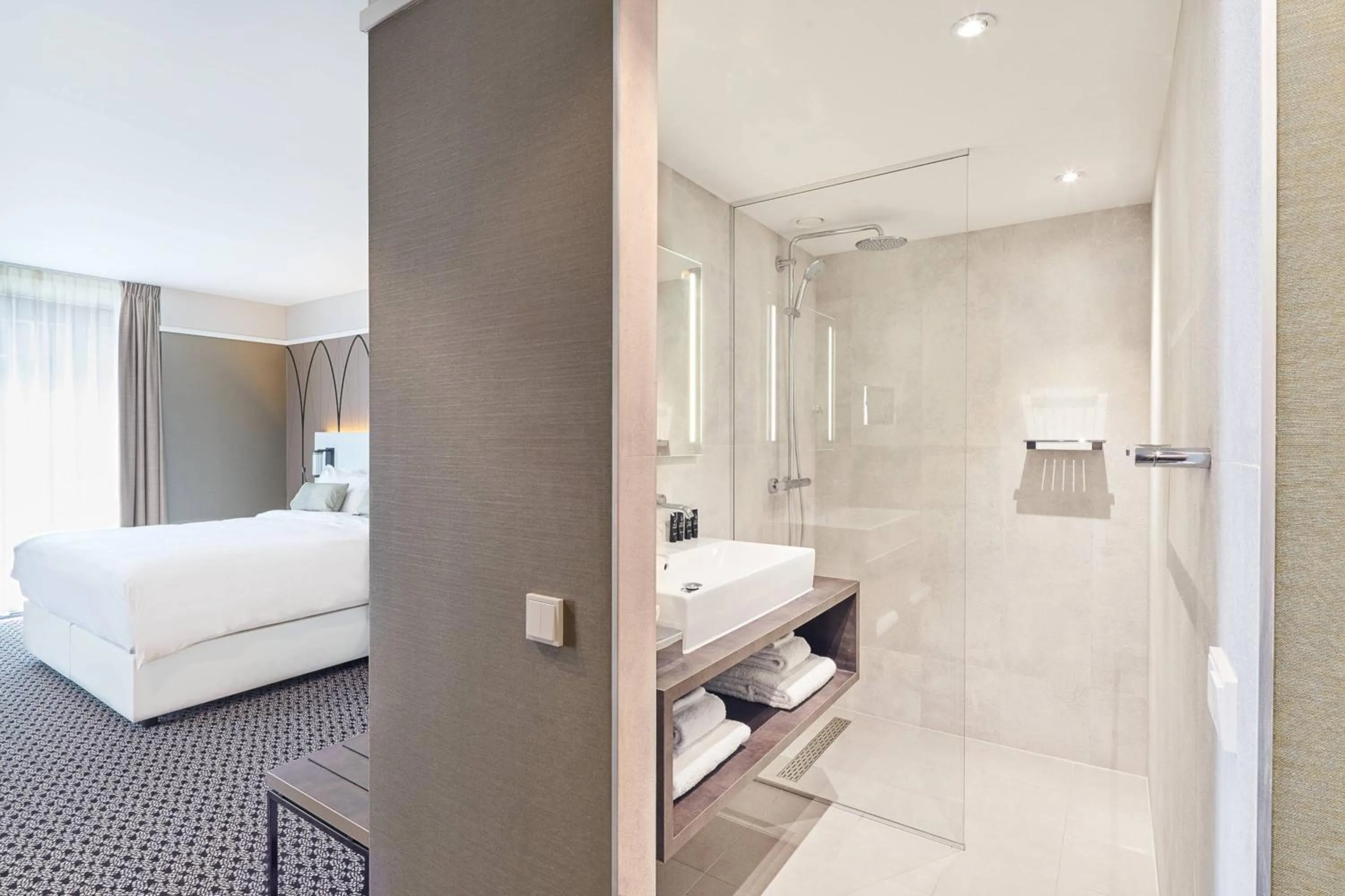 Bathroom, Bed in Hotel Nassau Breda, Autograph Collection