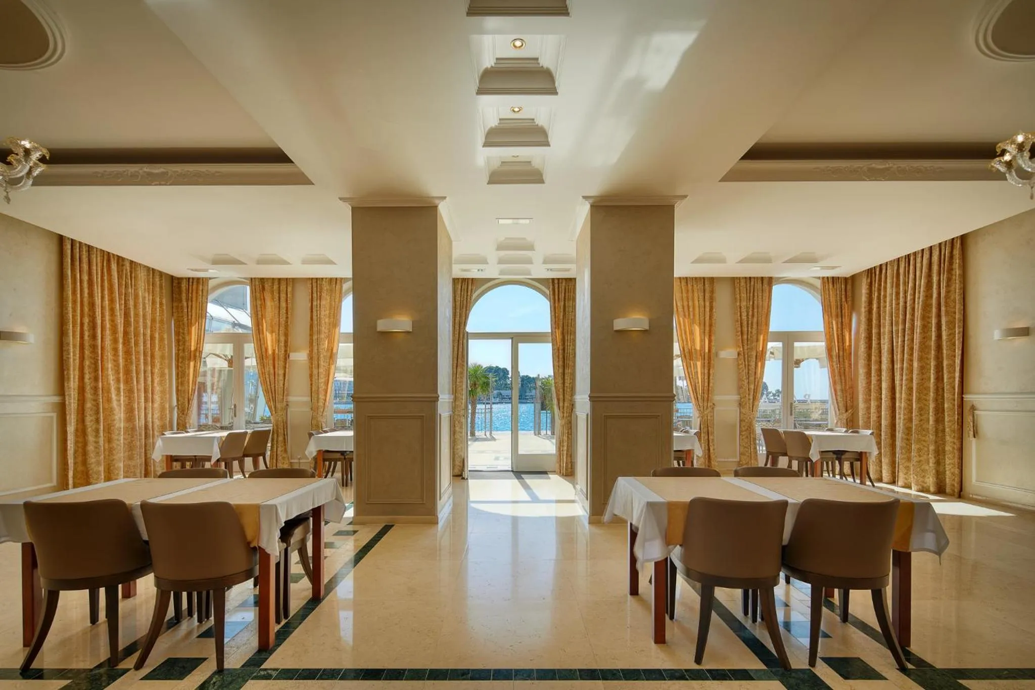 Restaurant/places to eat in BO Hotel Palazzo