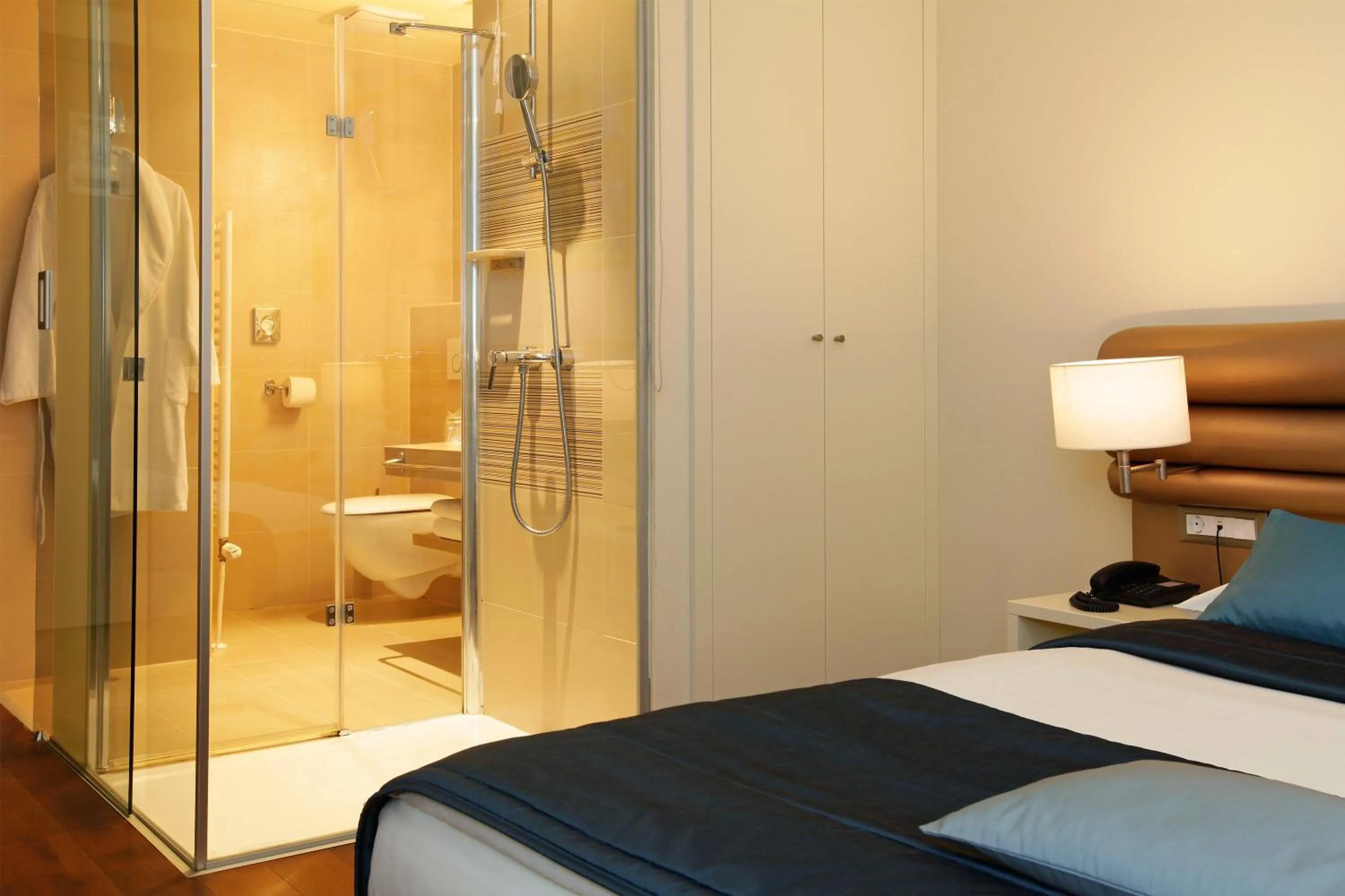 Shower, Bed in Hotel Korkyra