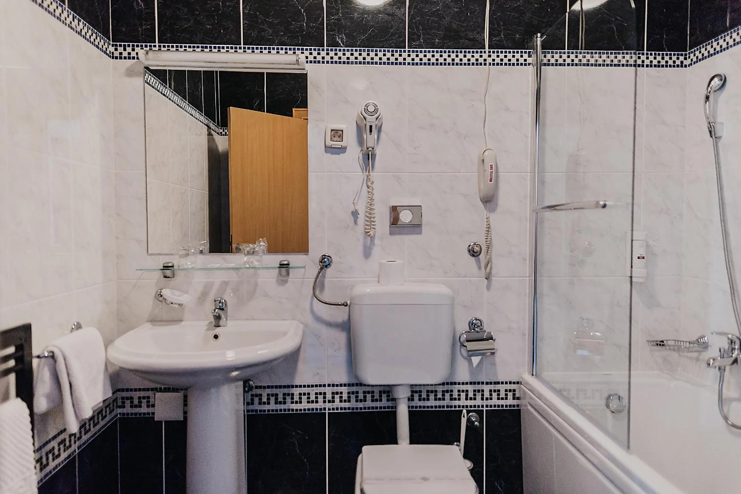 Shower in Hotel Silver