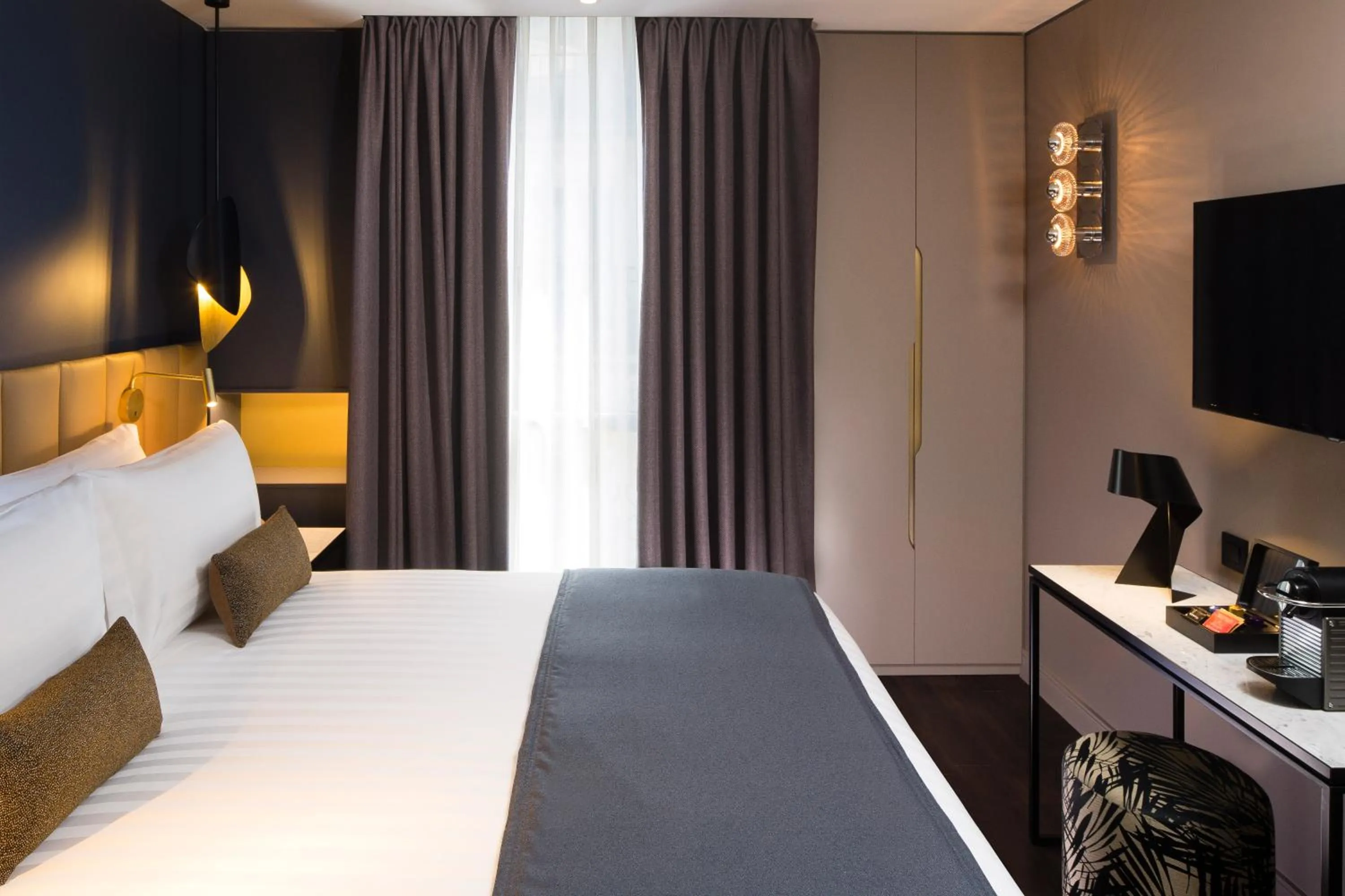 Bedroom, Bed in Hotel Le 10 BIS