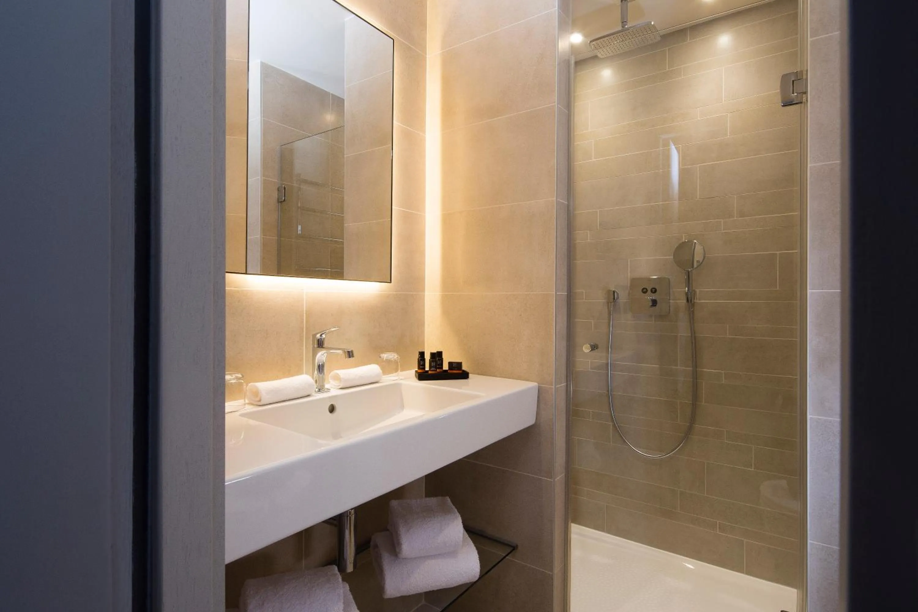 Bathroom in Hotel Le 10 BIS