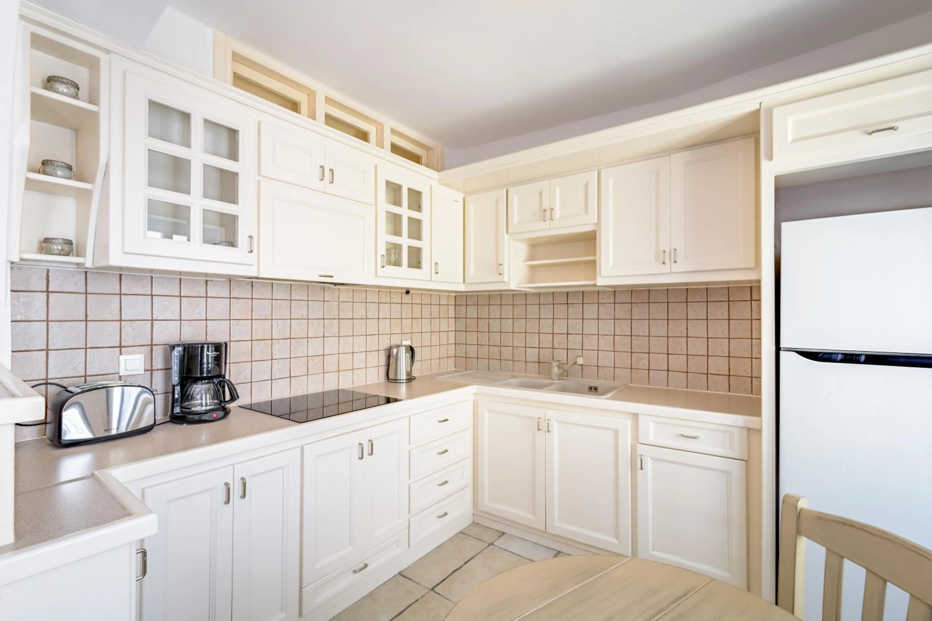 Kitchen or kitchenette in Golden Grey Goose