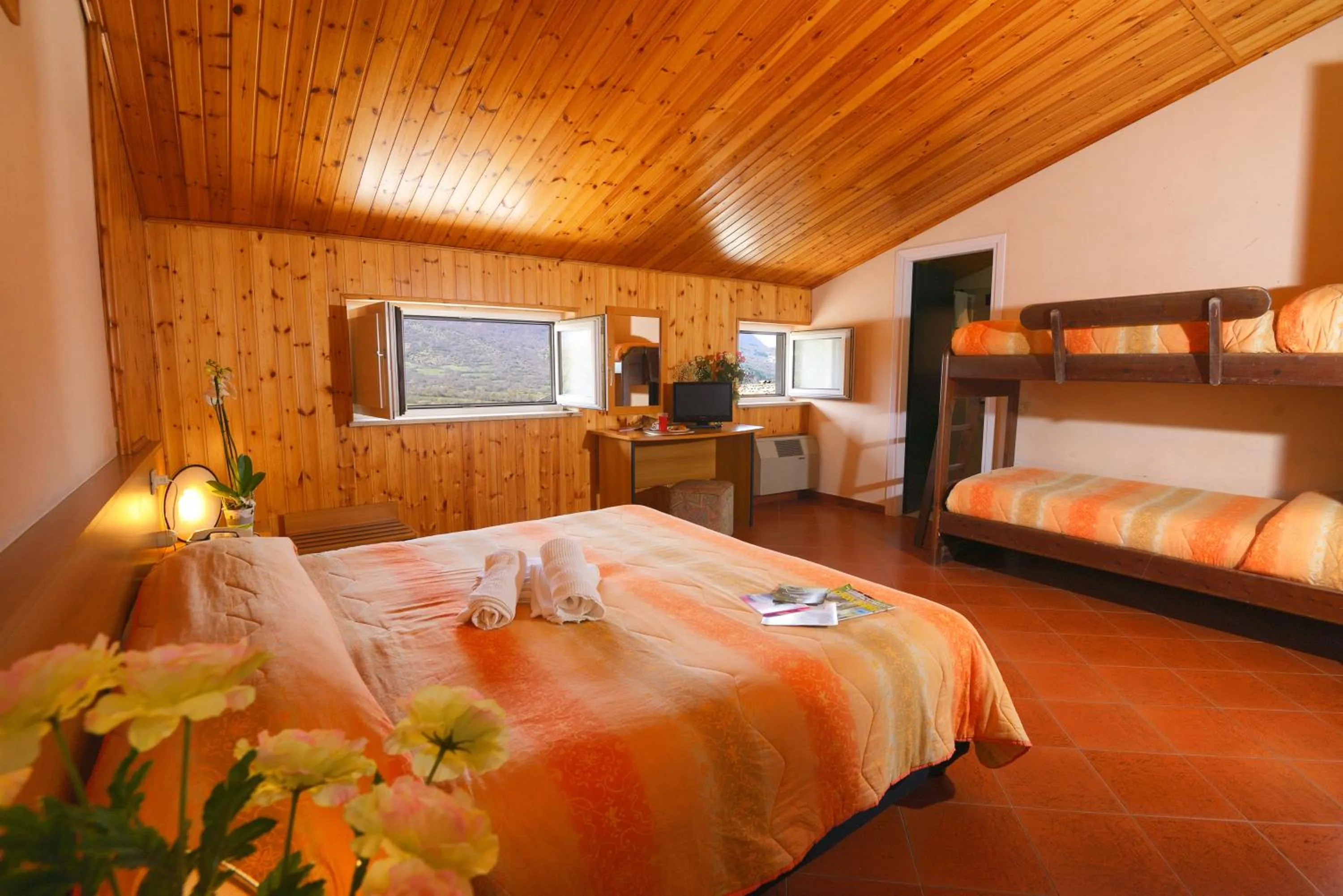 Spring, Bed in HOTEL HOLIDAYS a Barrea - Natura, Relax e Benessere nel Parco d'Abruzzo