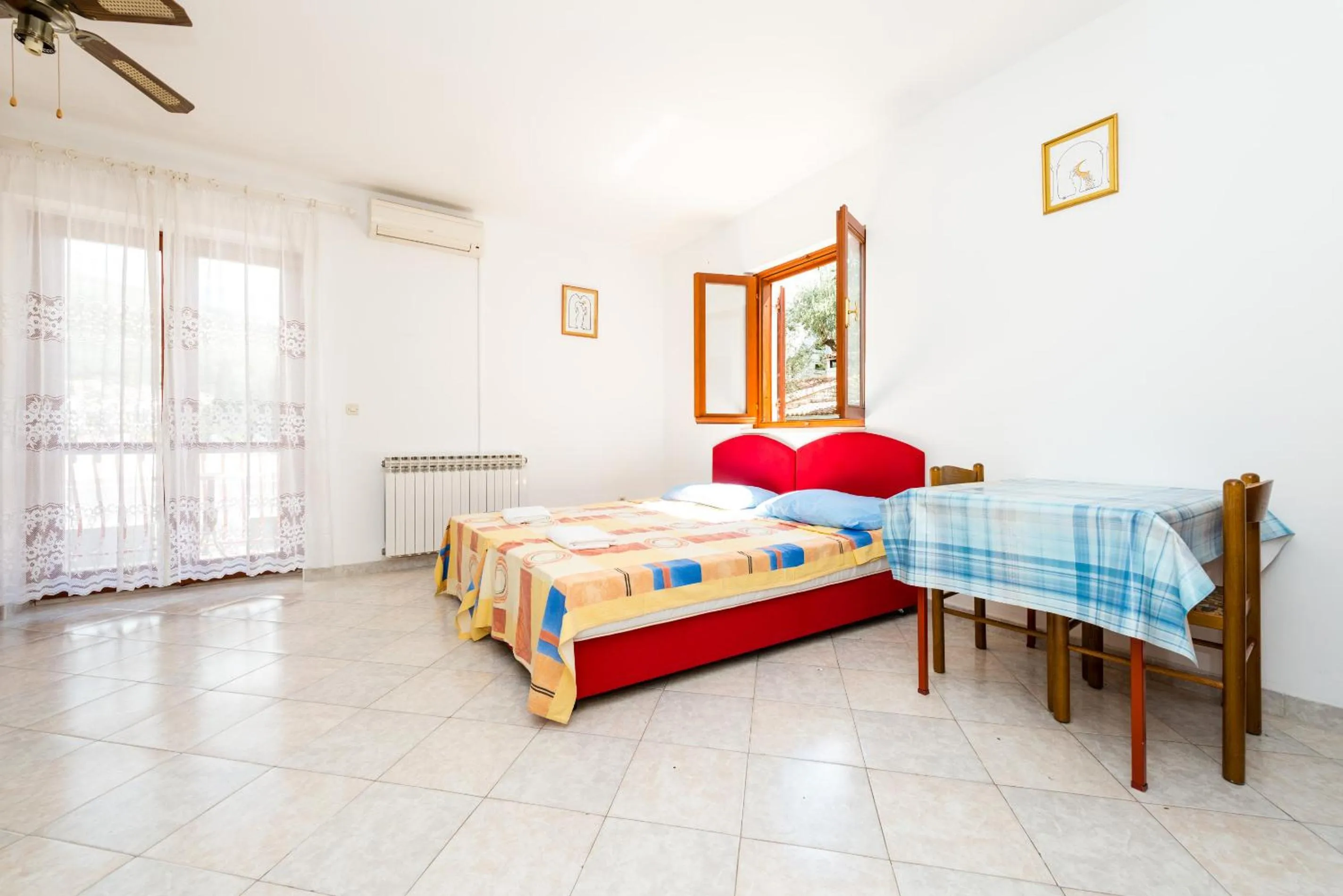 Photo of the whole room, Bed in Villa Valjalo