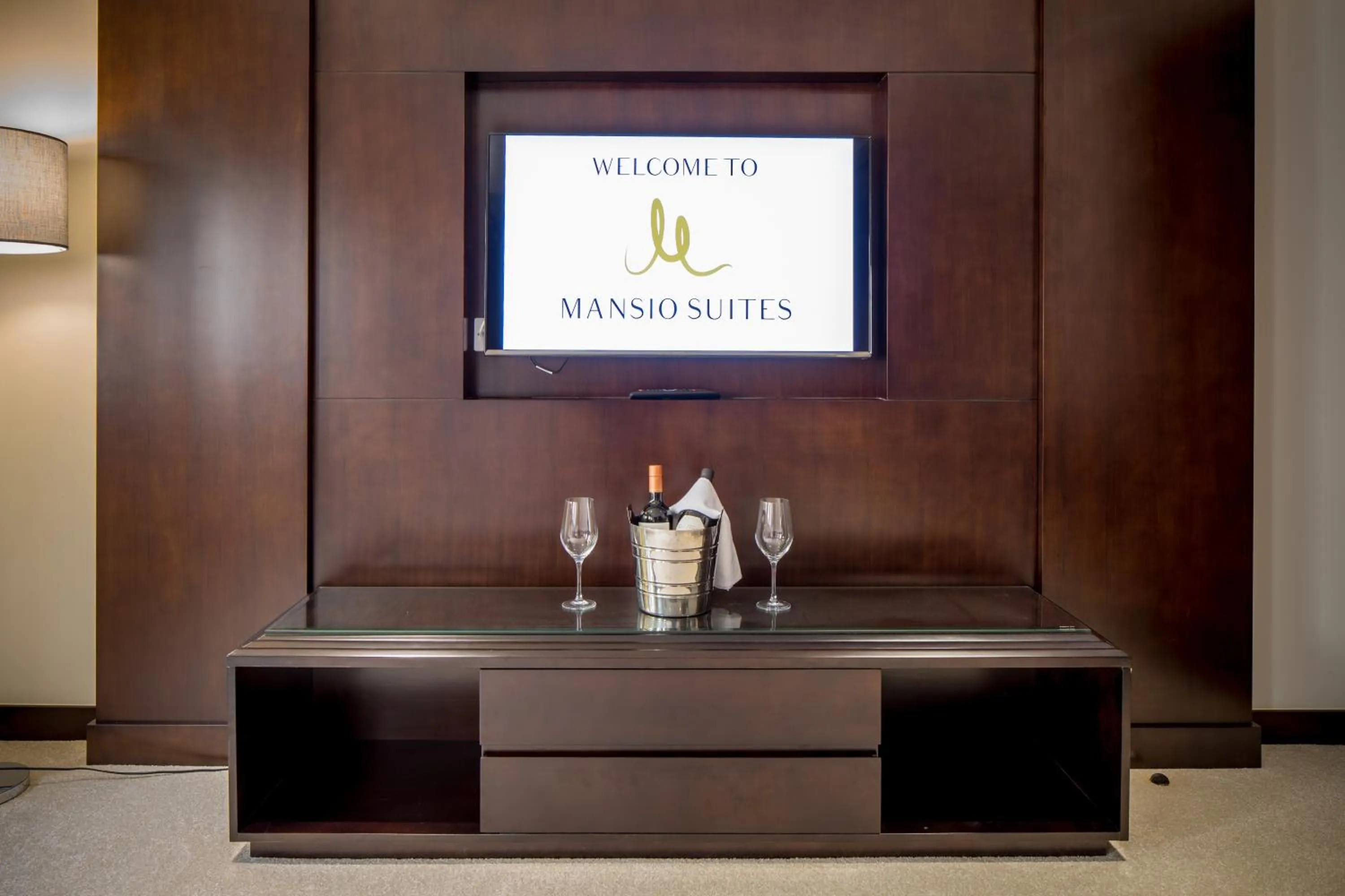 TV and multimedia in Mansio Suites The Headrow