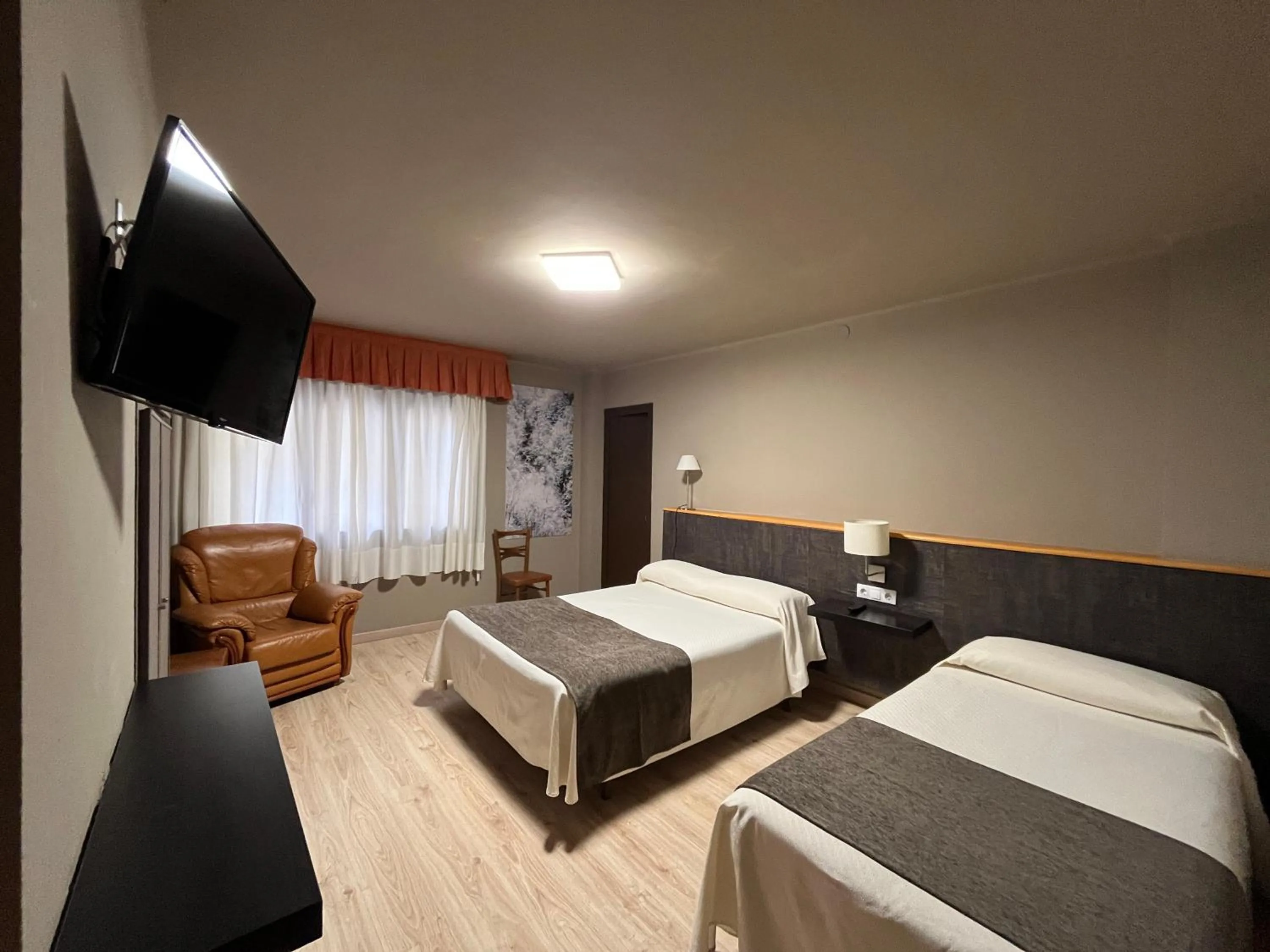 Photo of the whole room, Bed in Hotel Juan Canejan