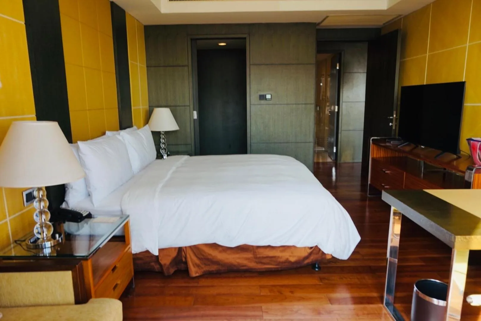 Bedroom, Bed in The Sandalwood Beijing Marriott Executive Apartments