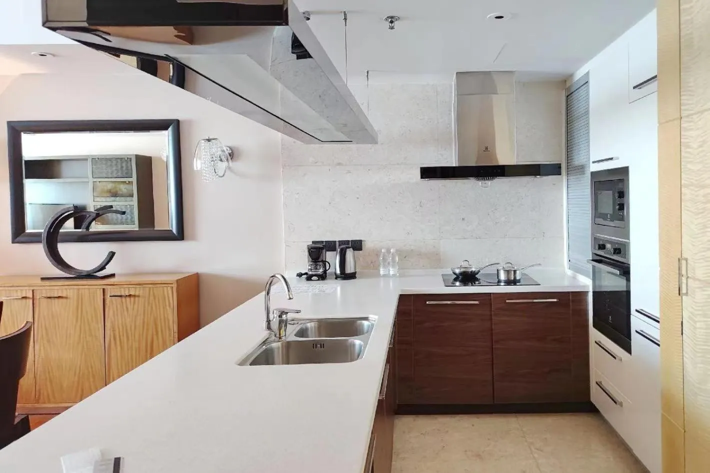 Coffee/tea facilities in The Sandalwood Beijing Marriott Executive Apartments