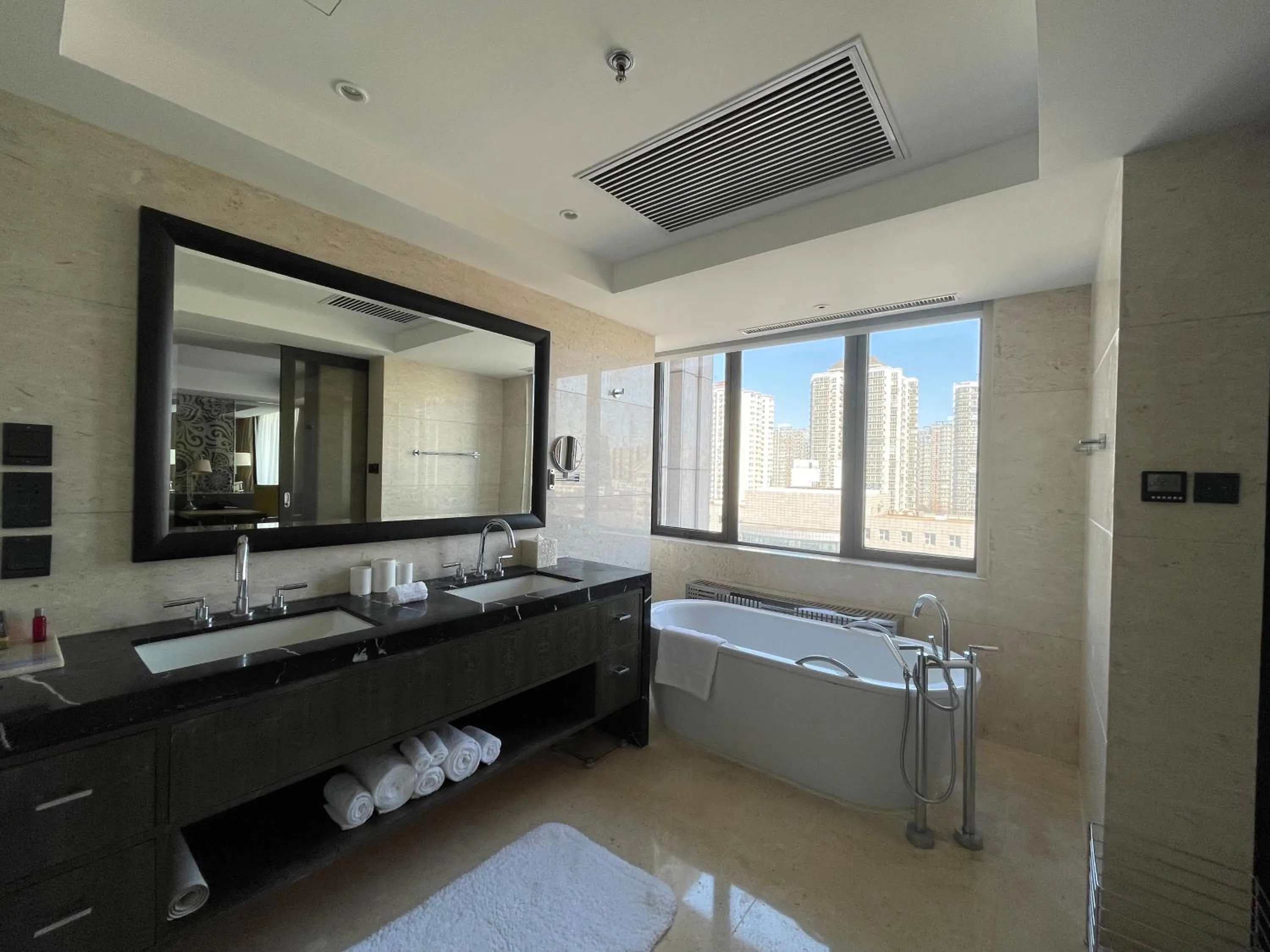 Shower, Bed in The Sandalwood Beijing Marriott Executive Apartments