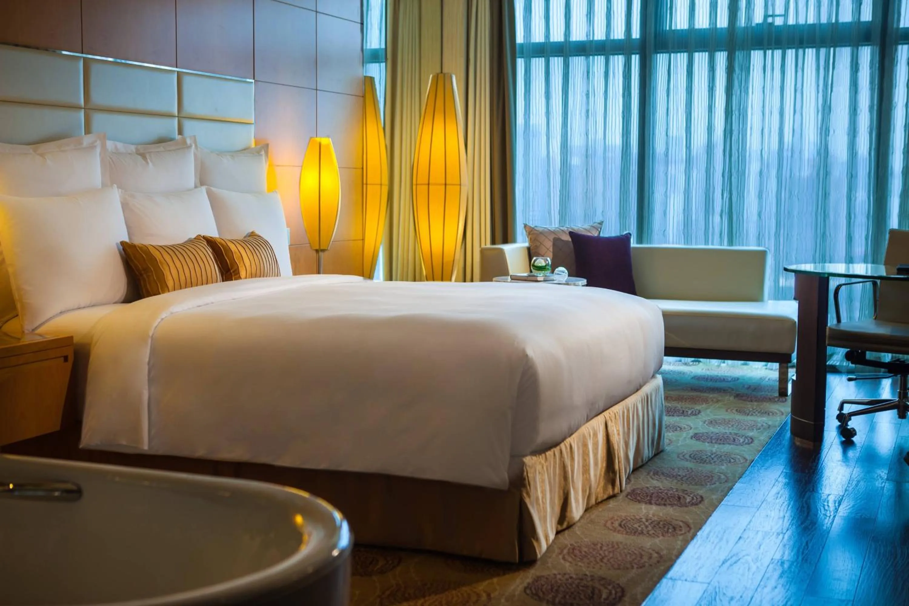 Photo of the whole room, Bed in Renaissance Shanghai Putuo Hotel