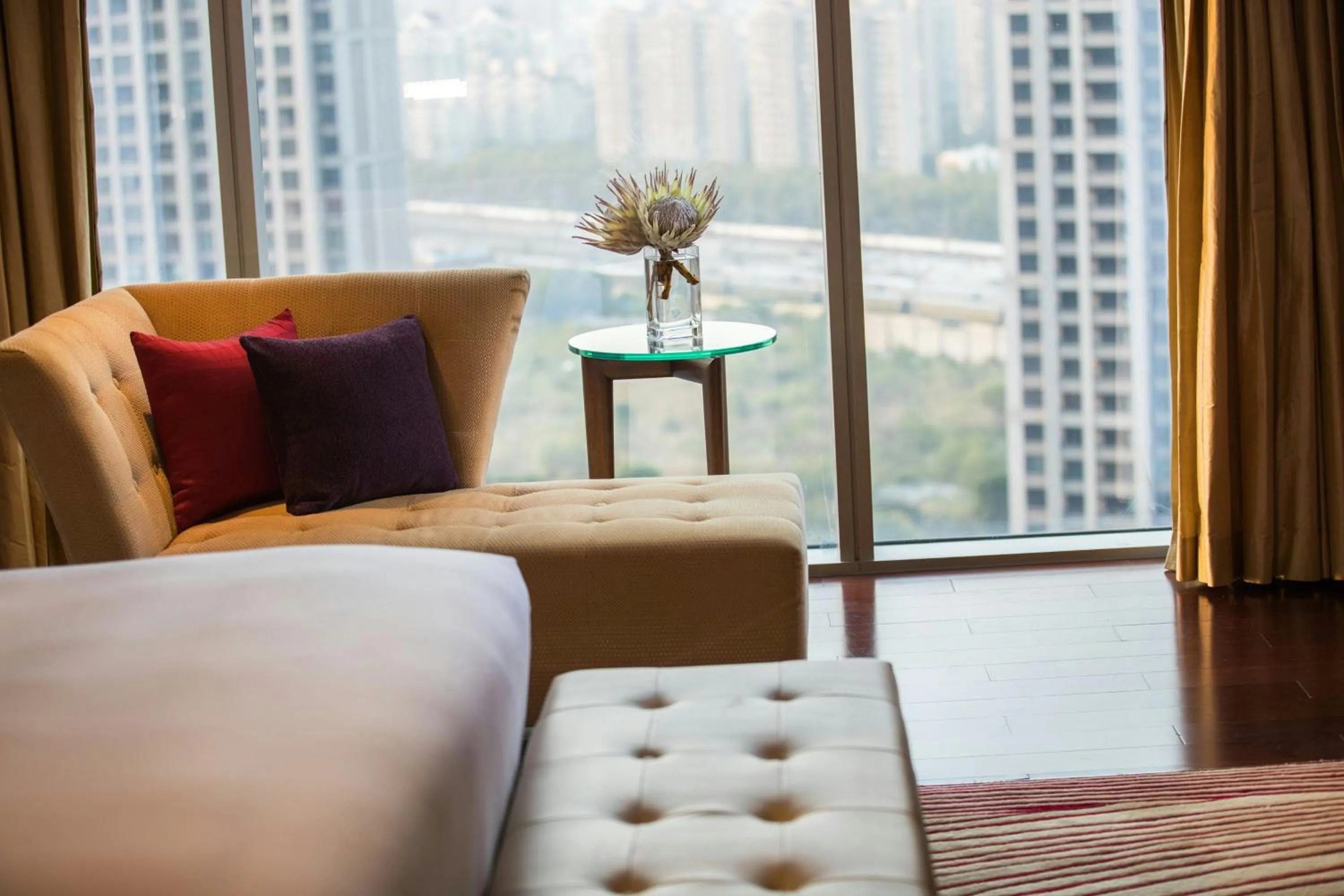 Photo of the whole room, Bed in Renaissance Shanghai Putuo Hotel