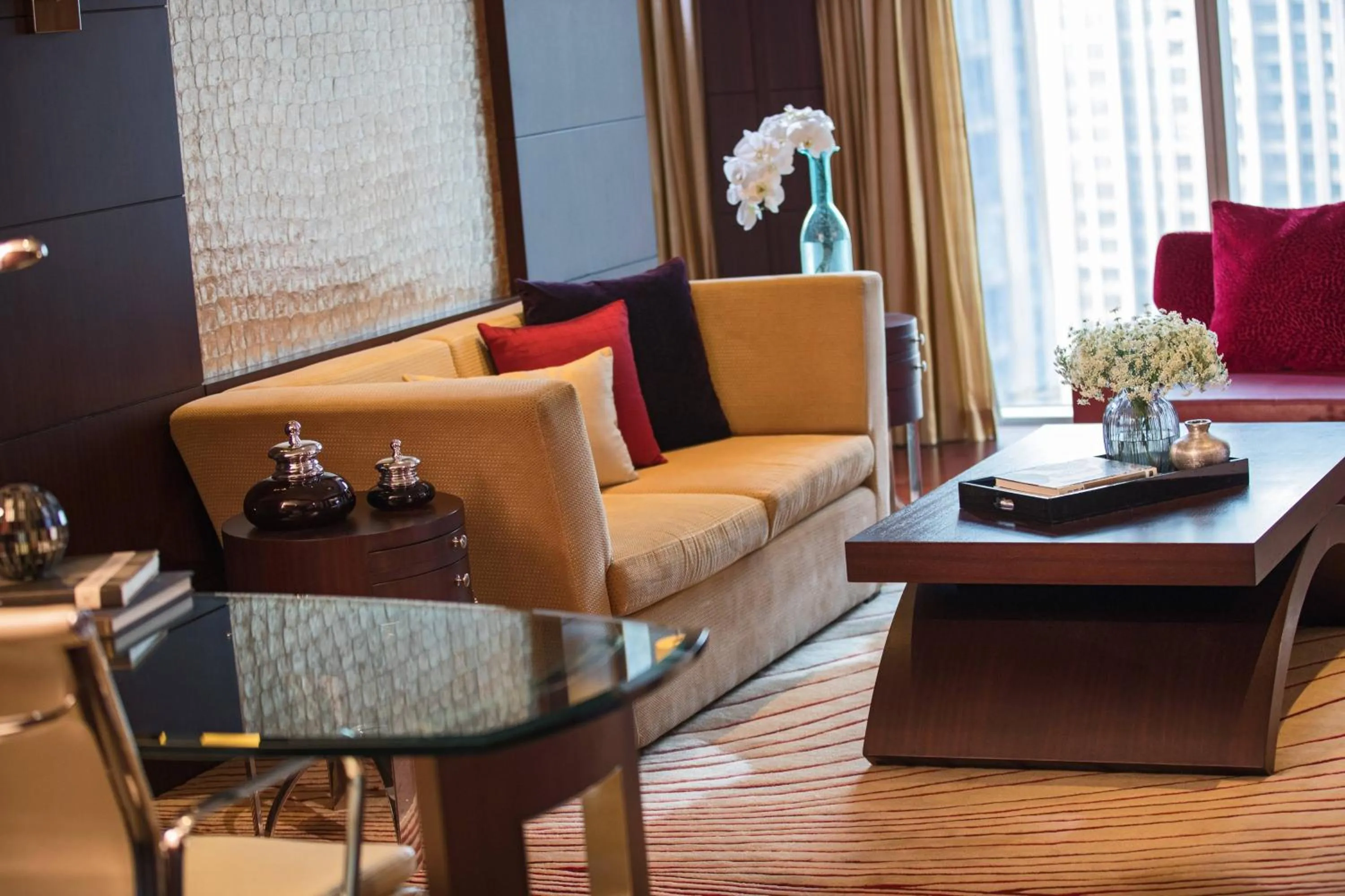 Living room in Renaissance Shanghai Putuo Hotel