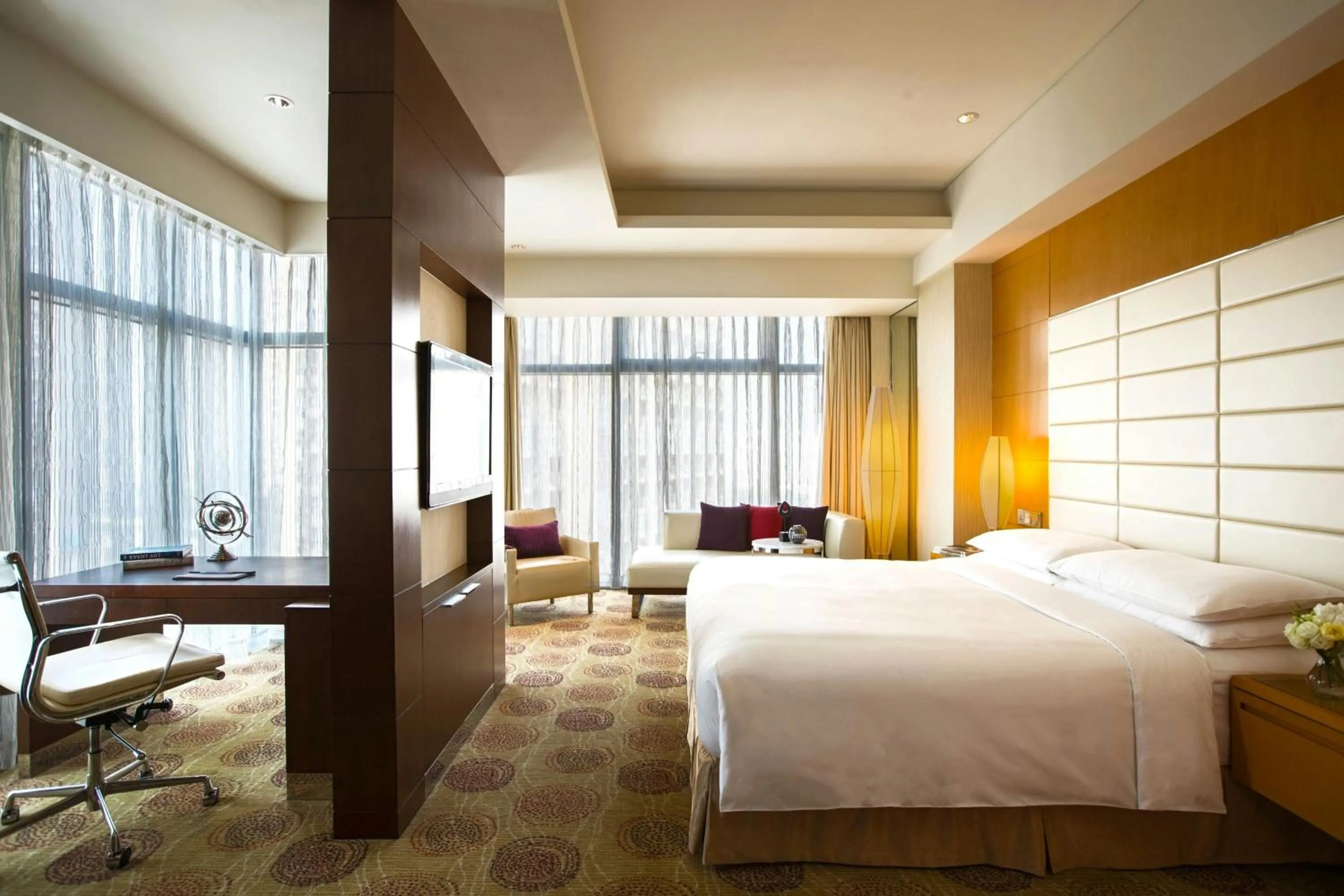 Photo of the whole room, Bed in Renaissance Shanghai Putuo Hotel