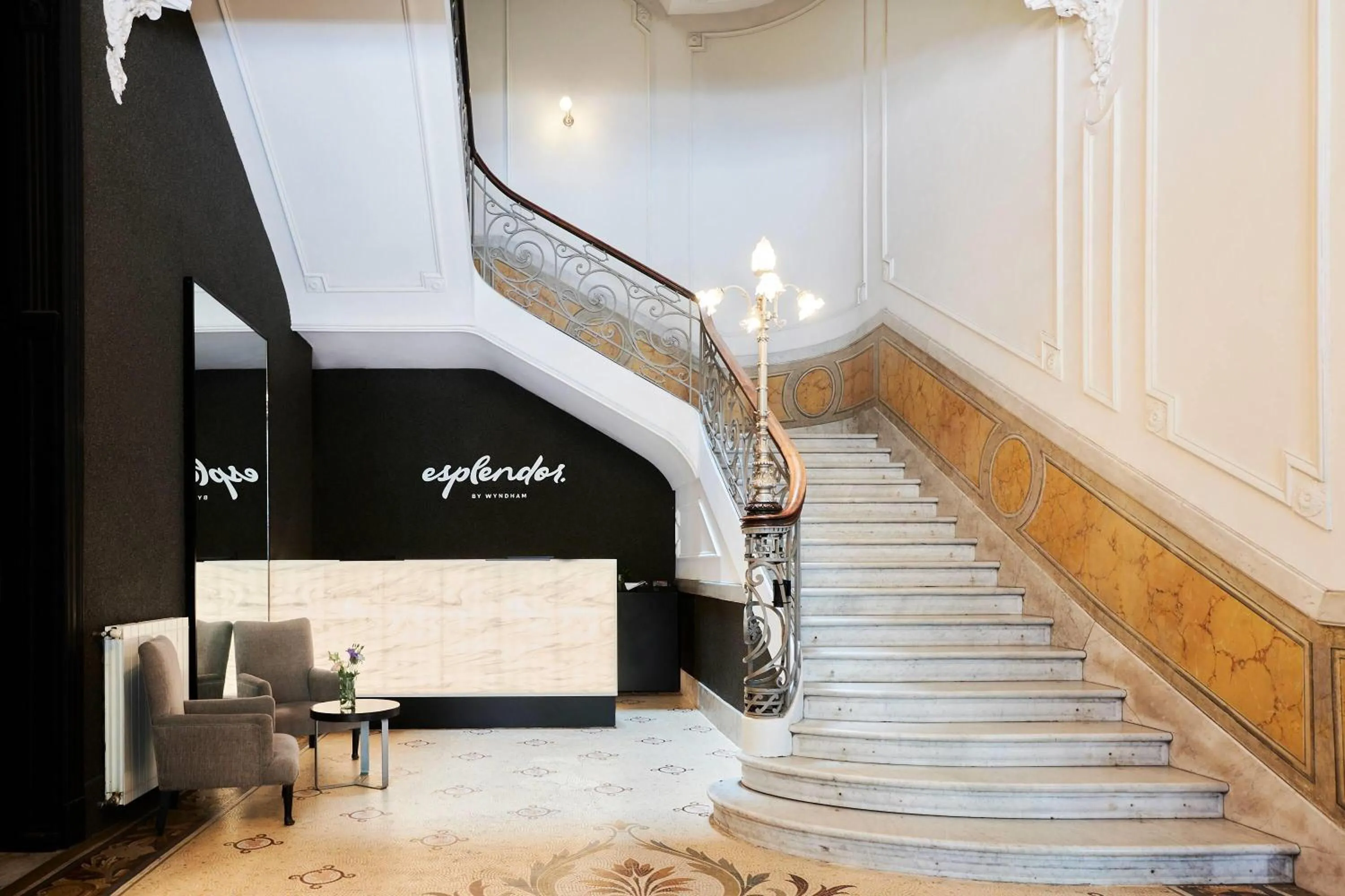Lobby or reception in Esplendor by Wyndham Savoy Rosario