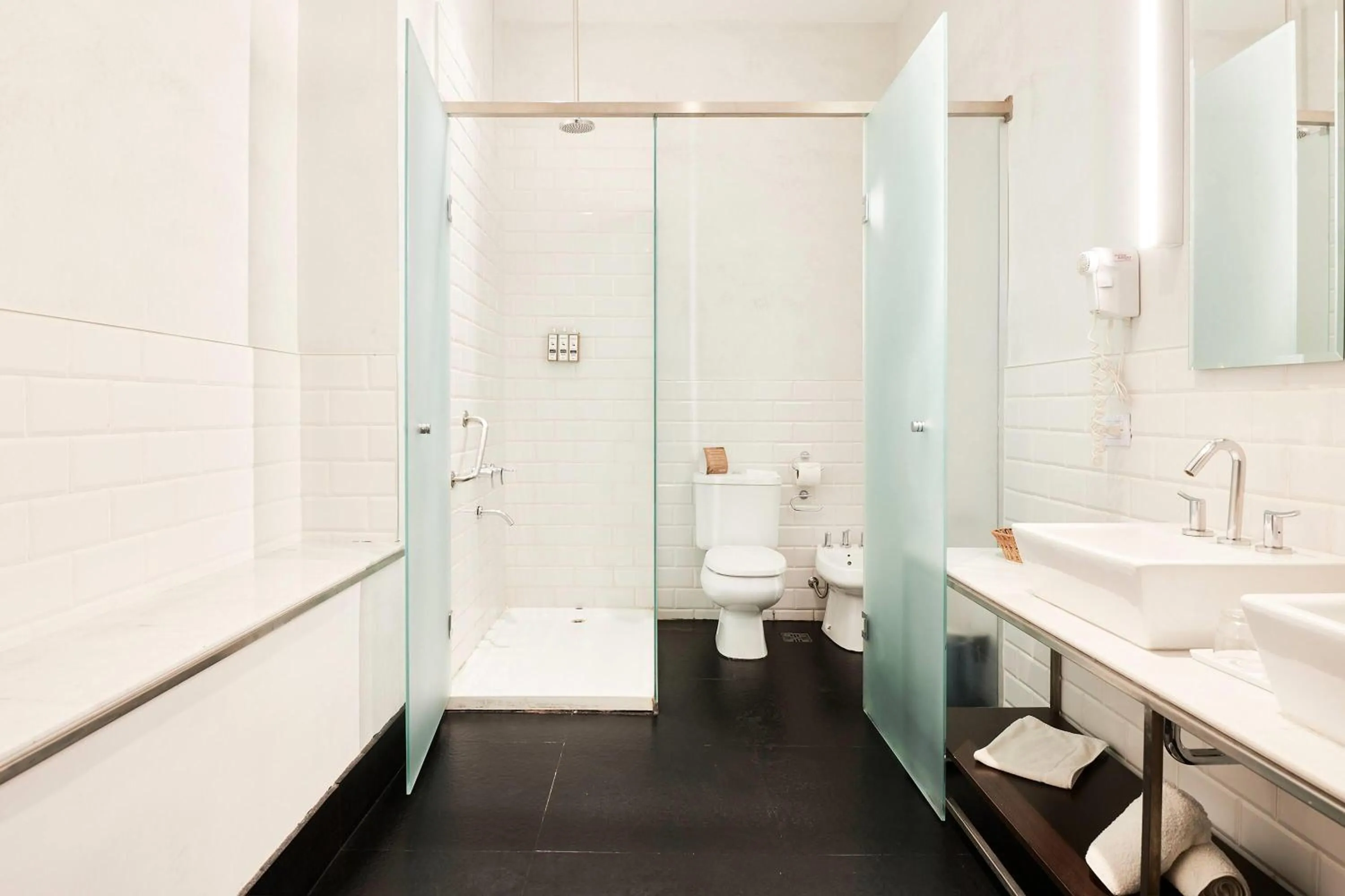 Photo of the whole room in Esplendor by Wyndham Savoy Rosario