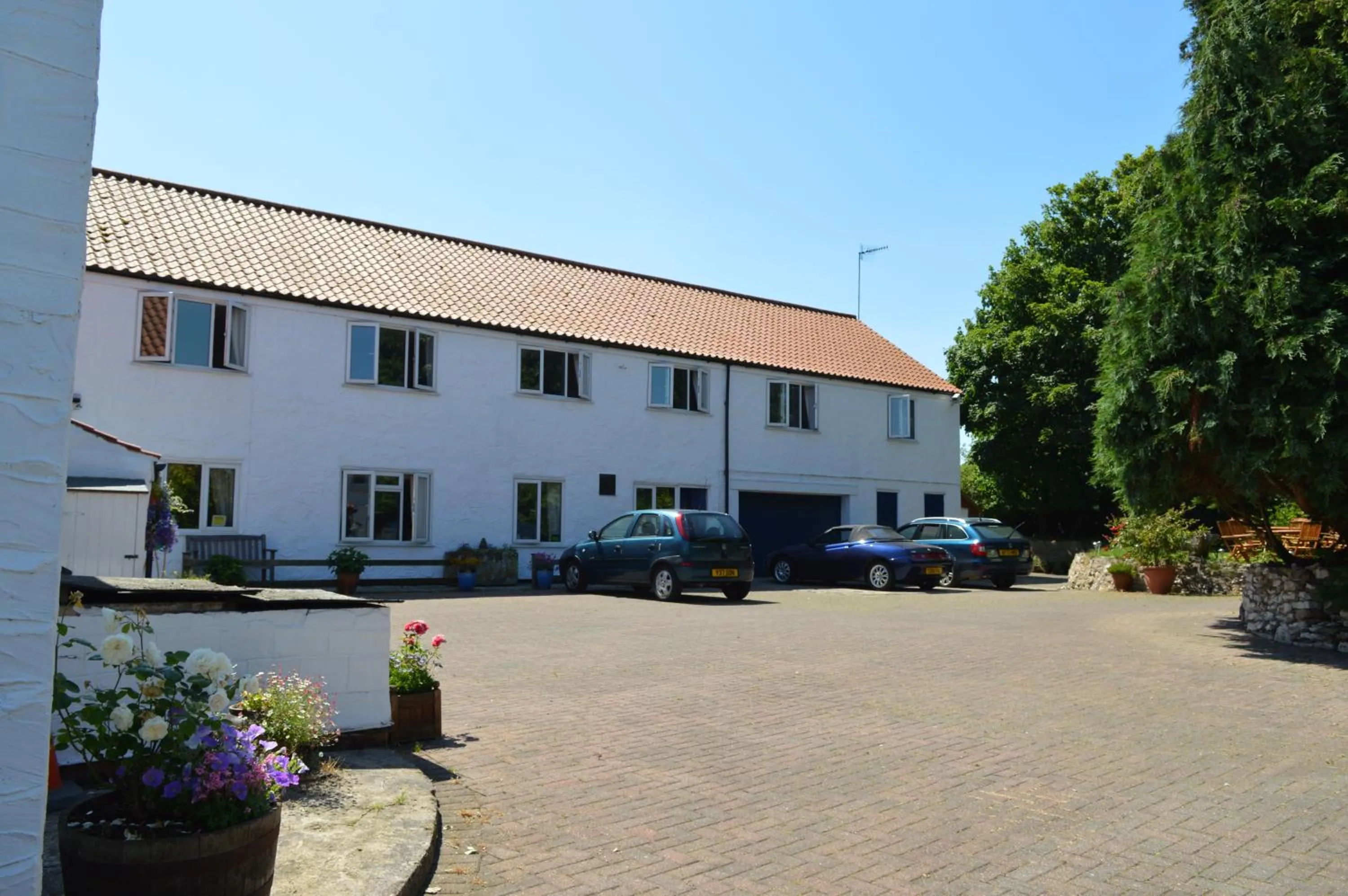 Property building in Orchard Lodge & Wolds Restaurant