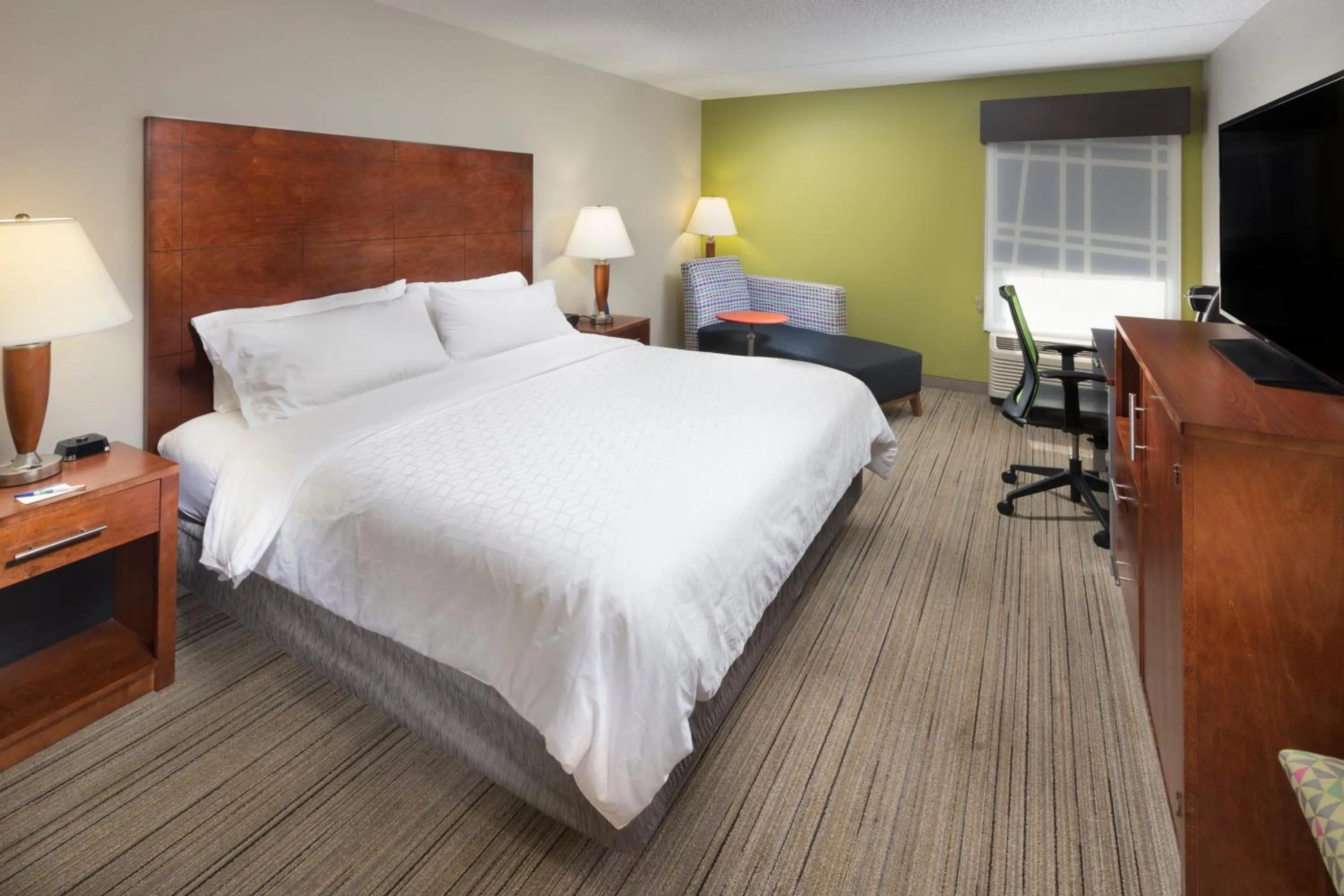 Photo of the whole room, Bed in Holiday Inn Express Middlesboro by IHG