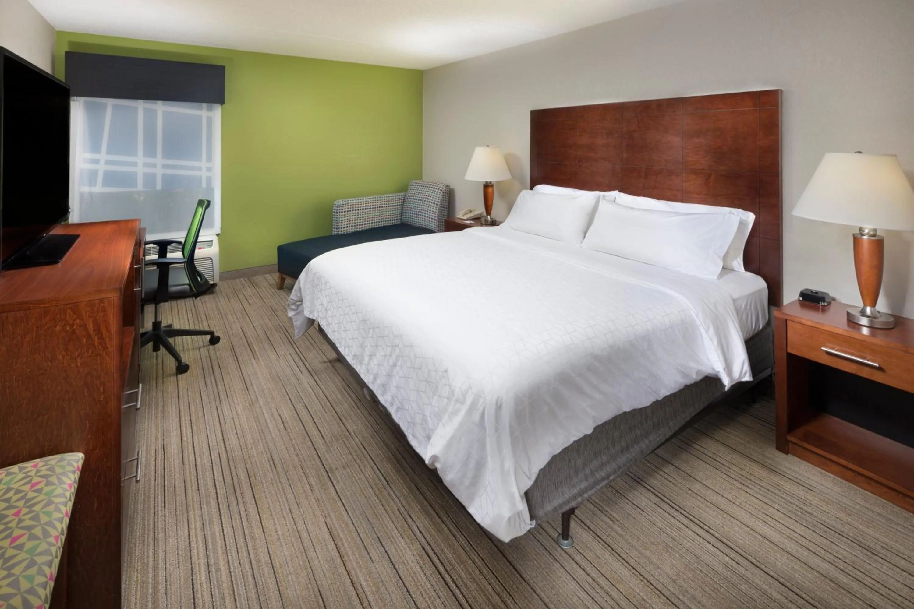 Photo of the whole room, Bed in Holiday Inn Express Middlesboro by IHG