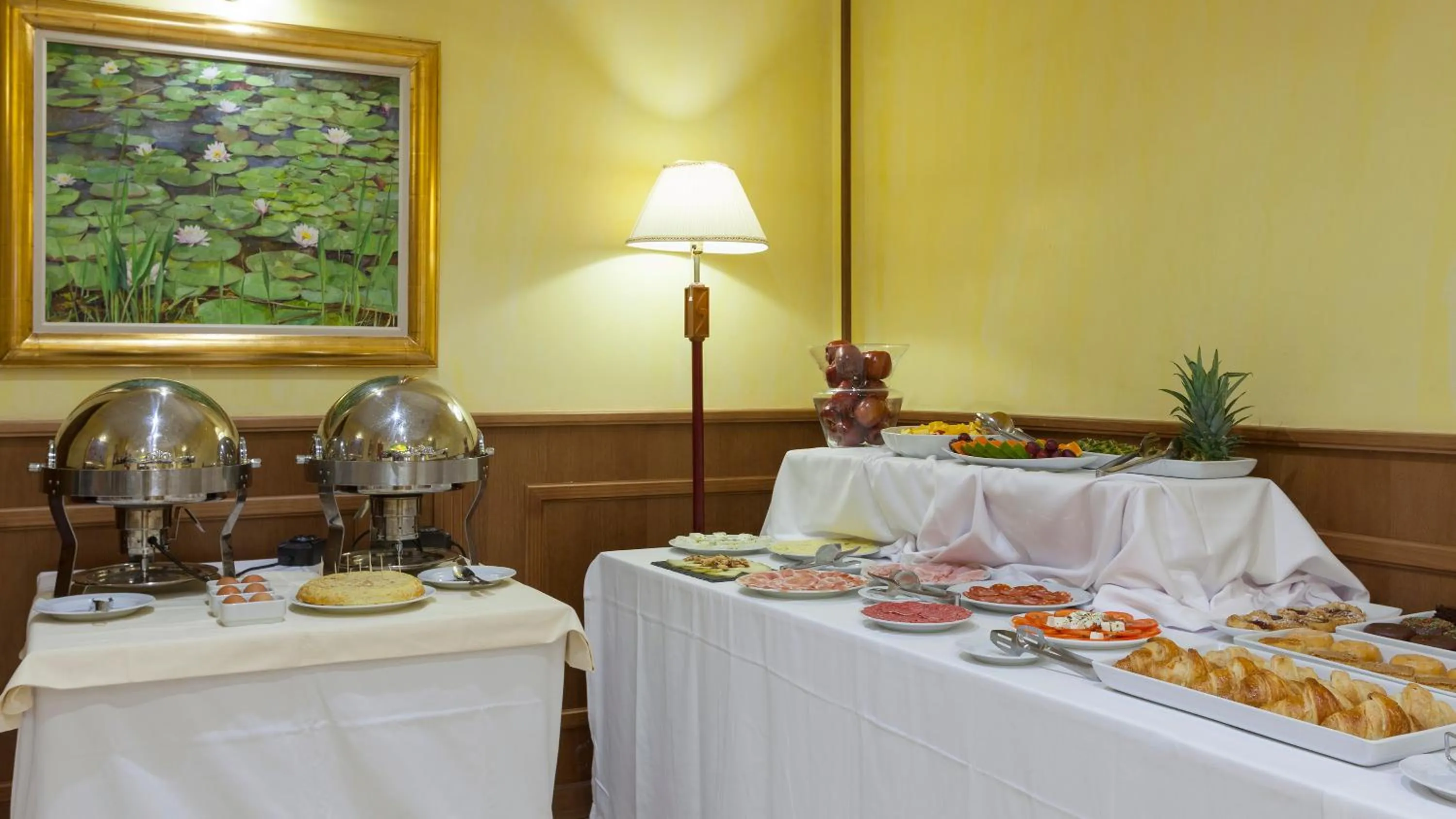 Breakfast in Agora Juan de Austria