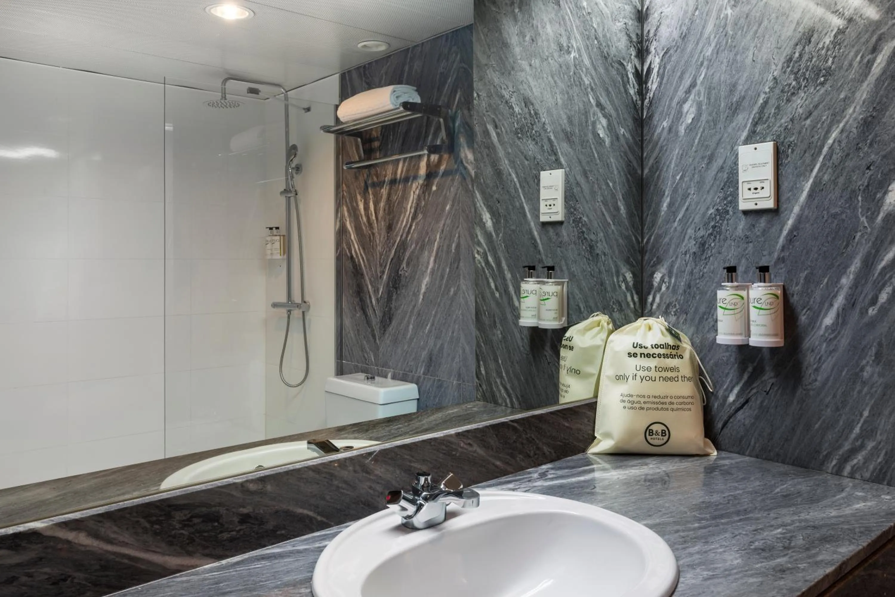 Bathroom in B&B HOTEL e Apartamentos Felgueiras