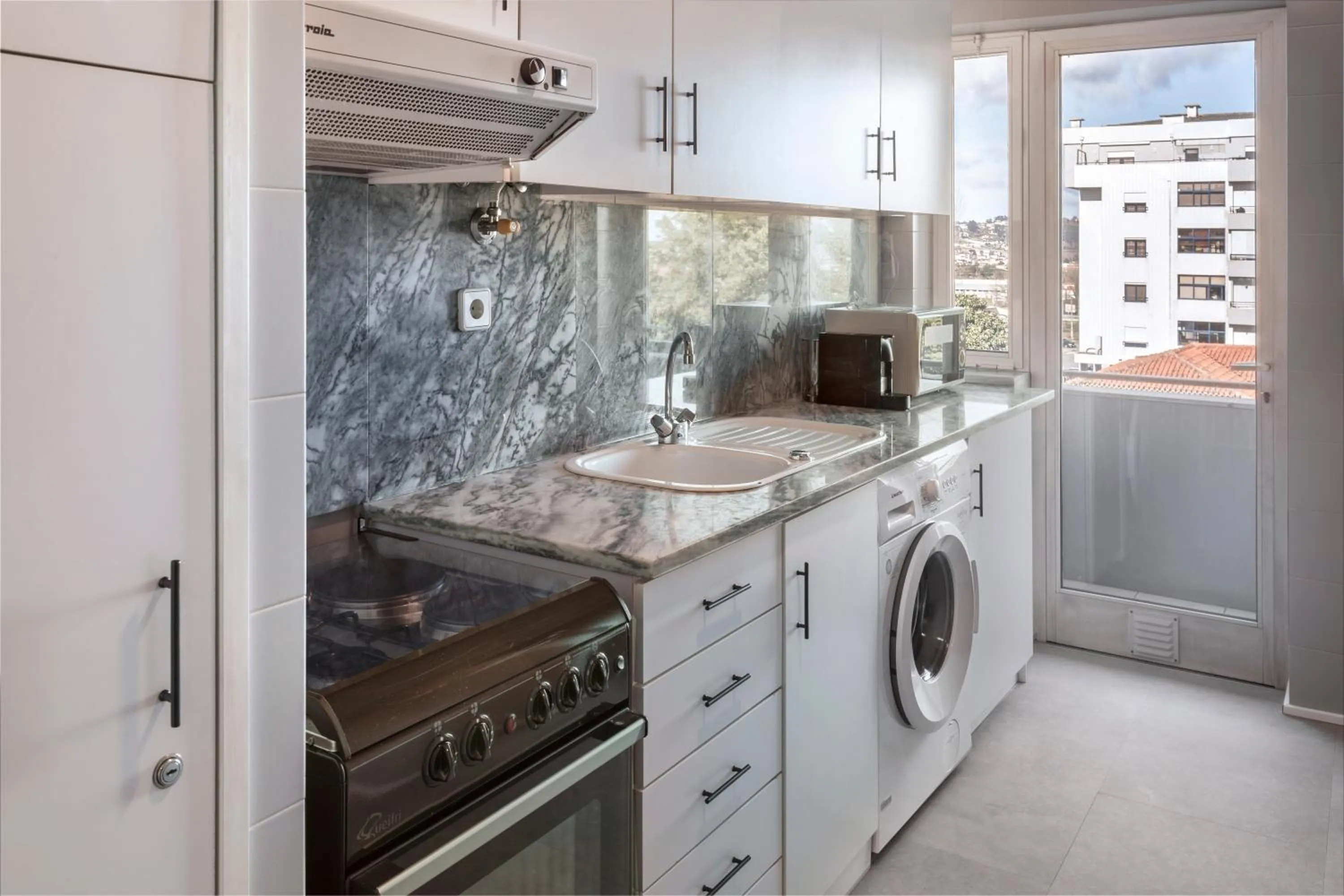 Kitchen or kitchenette in B&B HOTEL e Apartamentos Felgueiras