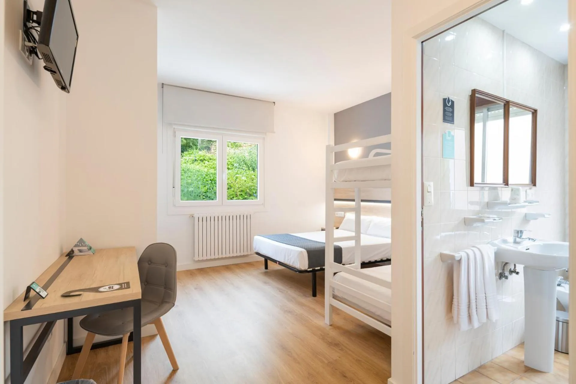 Bathroom, Bed in Hotel Alda Vía Norte