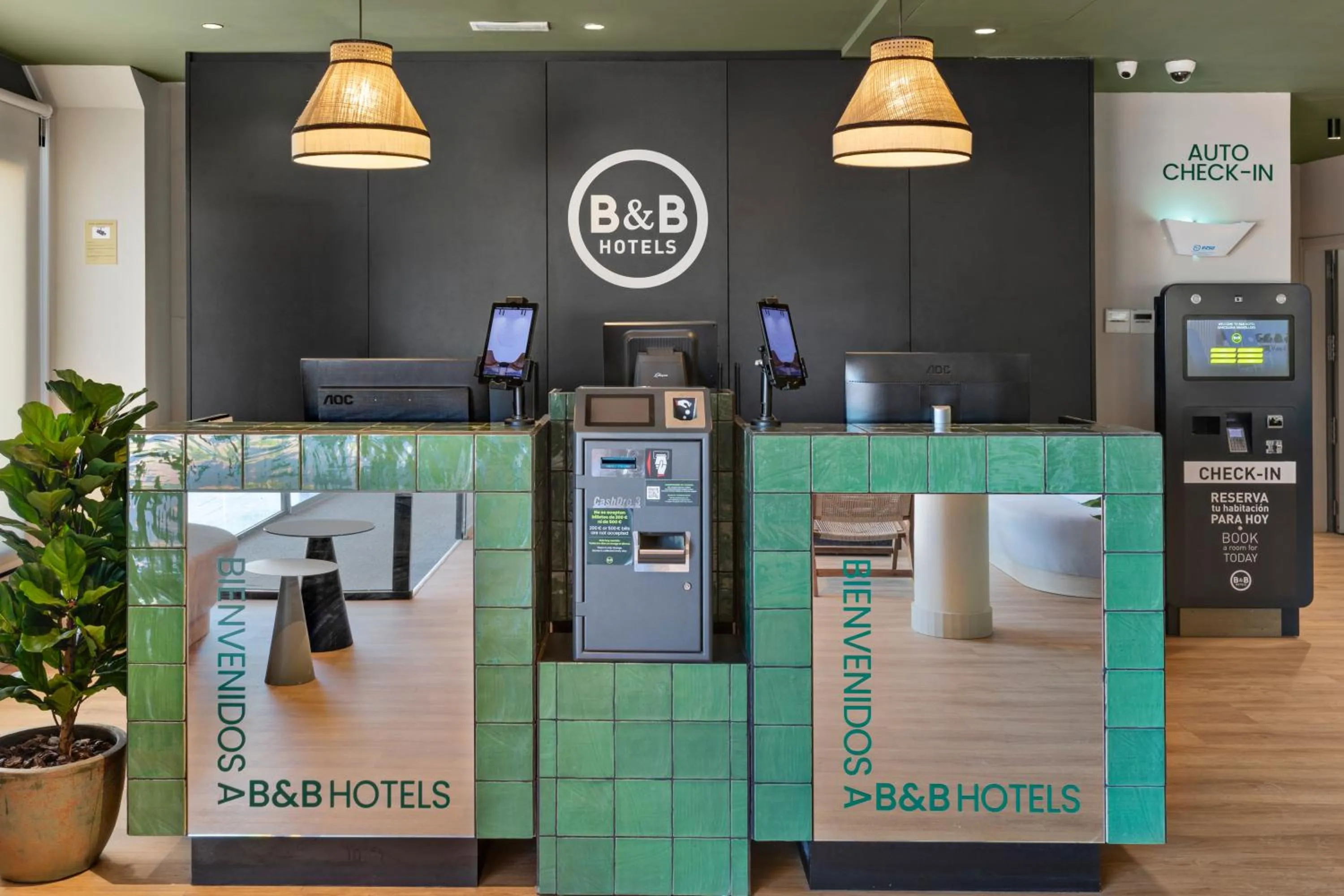 Lobby or reception in B&B HOTEL Barcelona Granollers