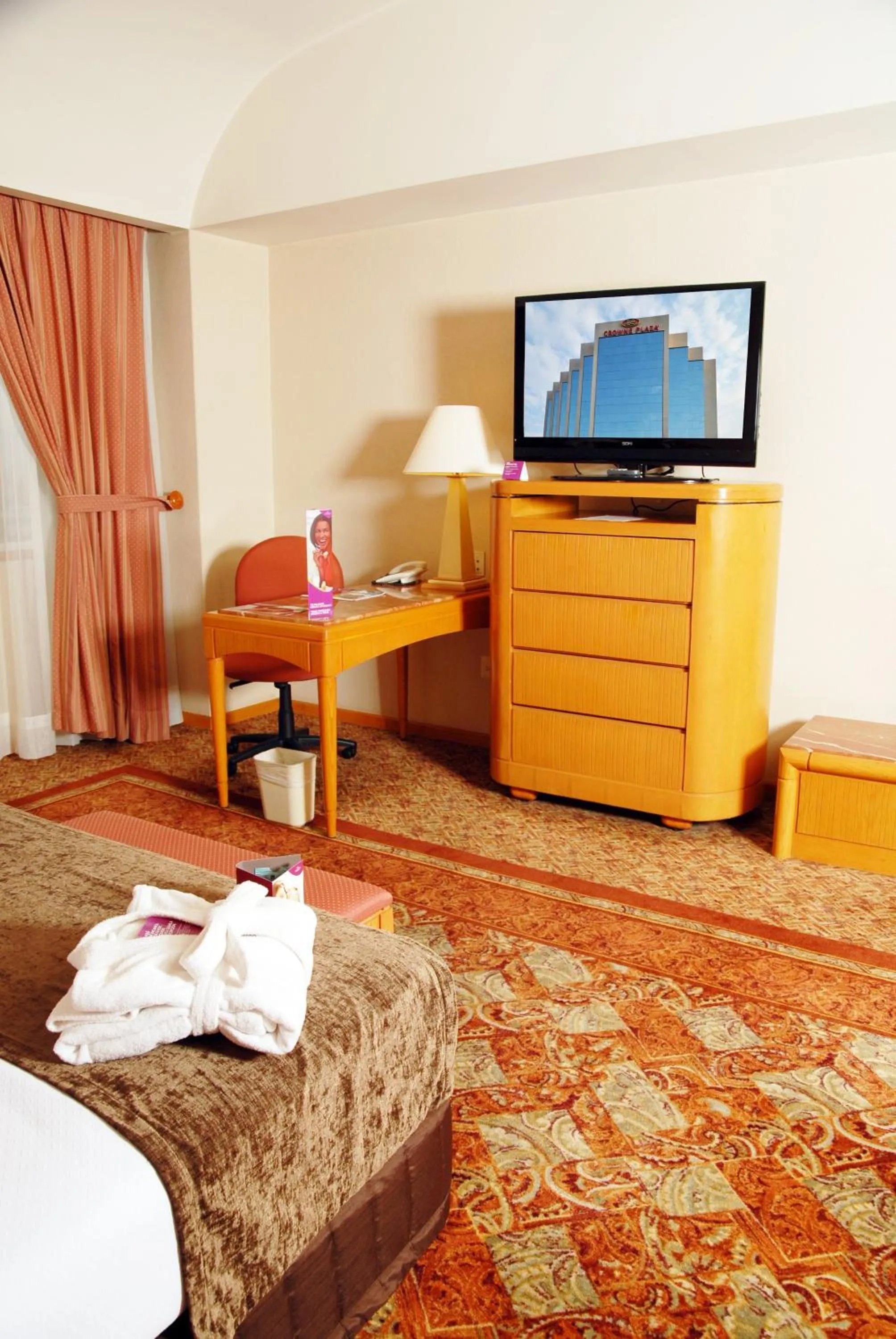 Photo of the whole room, Bed in Crowne Plaza Hotel Mexico City North-Tlalnepantla, an IHG Hotel