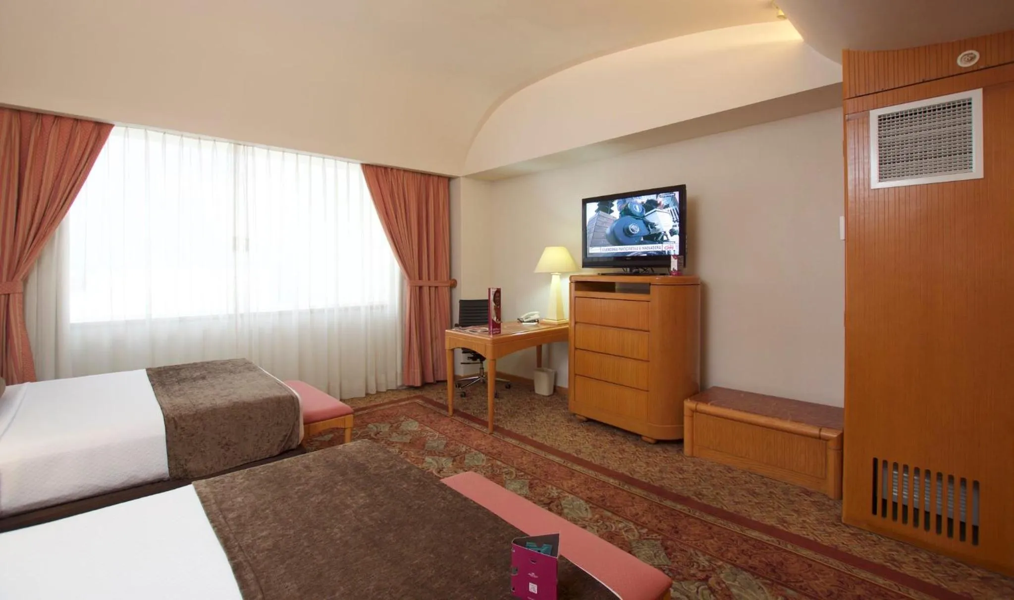 Photo of the whole room, Bed in Crowne Plaza Hotel Mexico City North-Tlalnepantla, an IHG Hotel