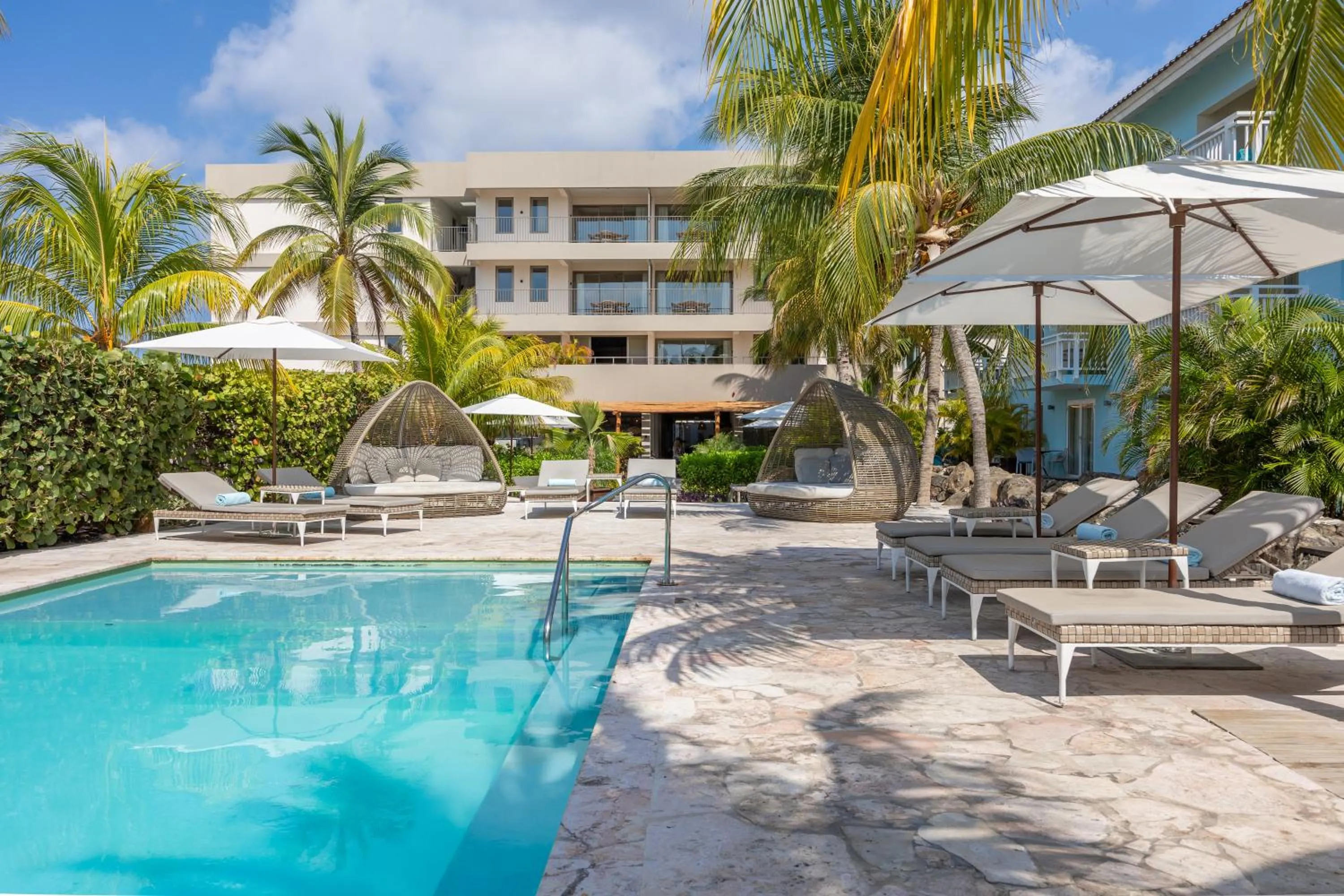 Swimming pool in Dolphin Suites & Wellness Curacao