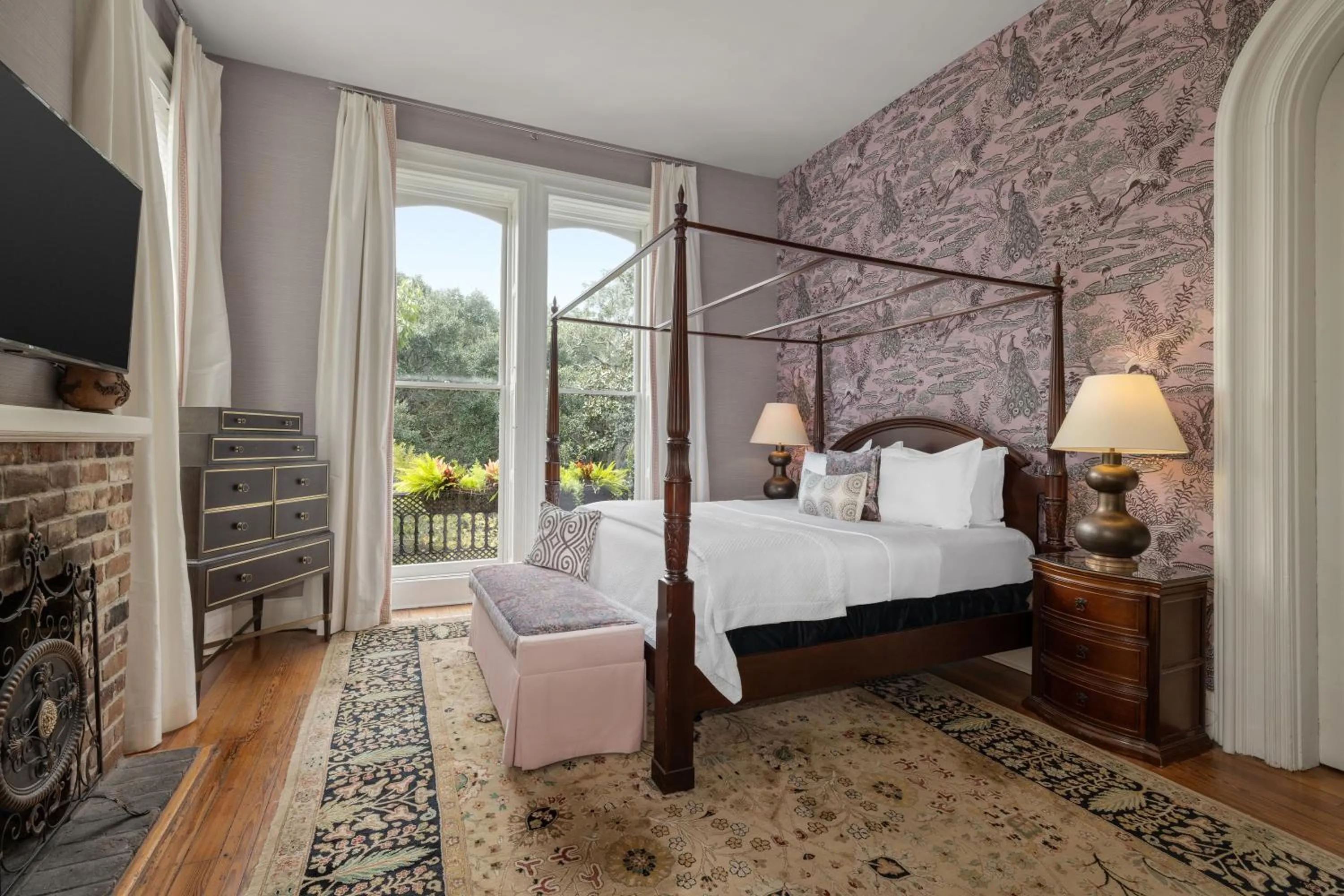 Bed in Hamilton Turner Inn