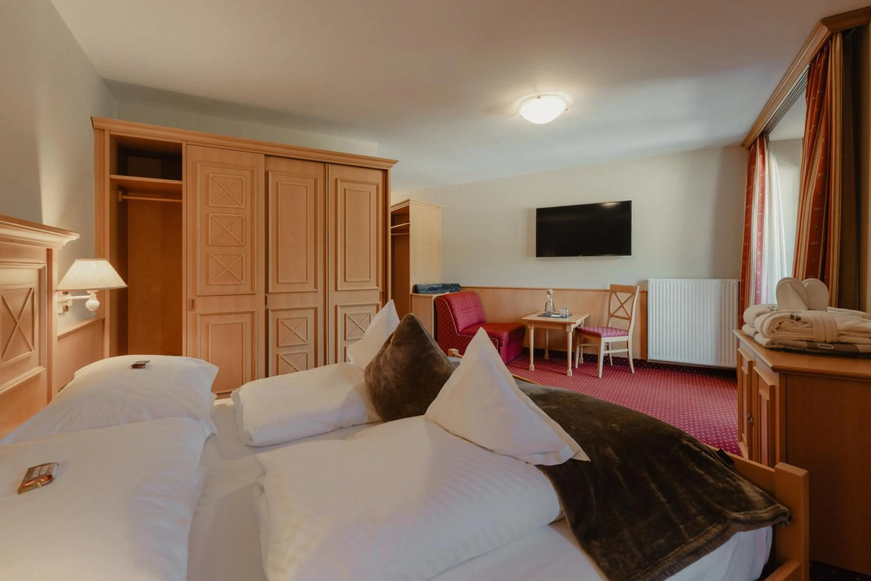 Bedroom, Bed in Hotel Alpenrose