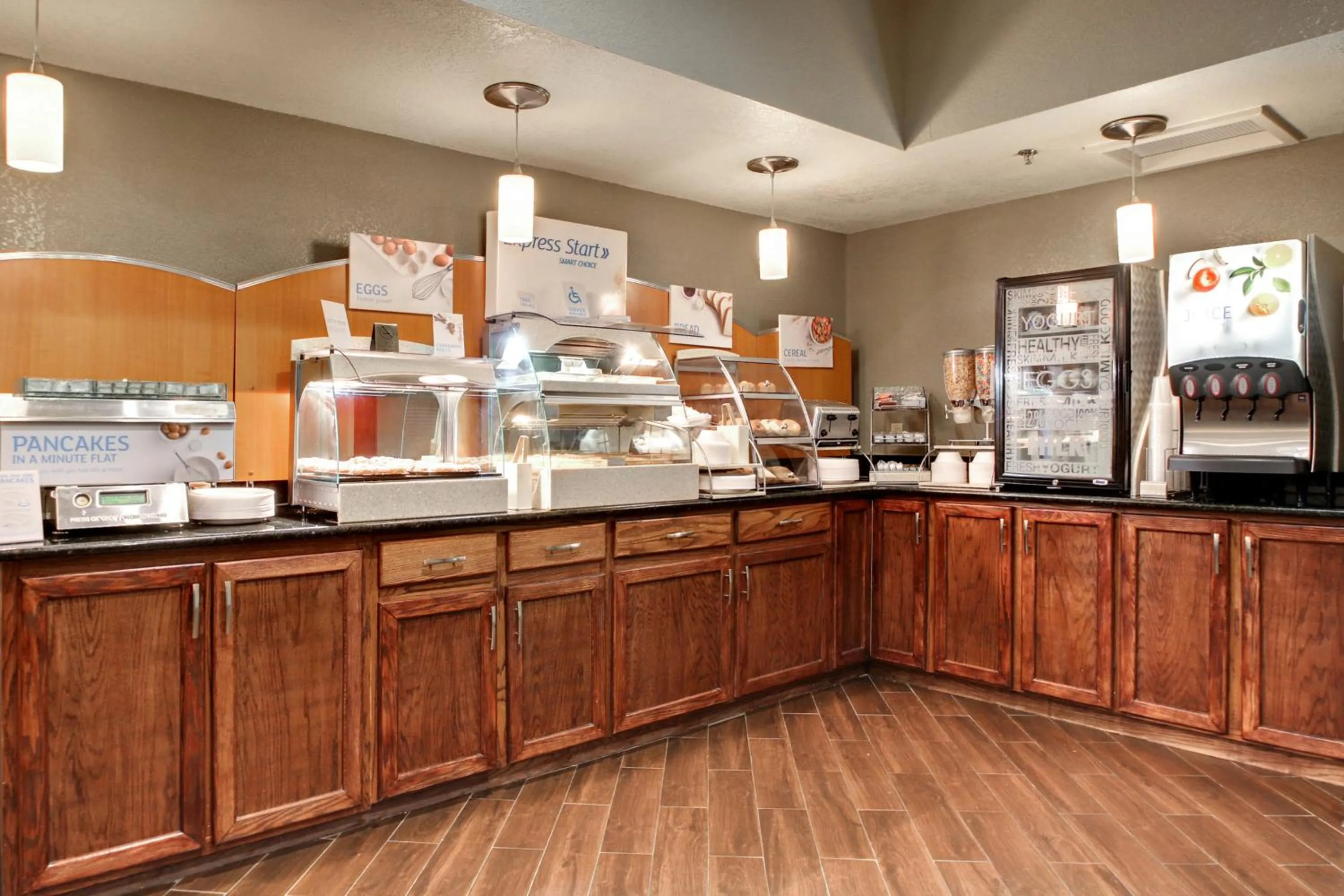 Restaurant/places to eat in Holiday Inn Express Marshfield - Springfield Area by IHG