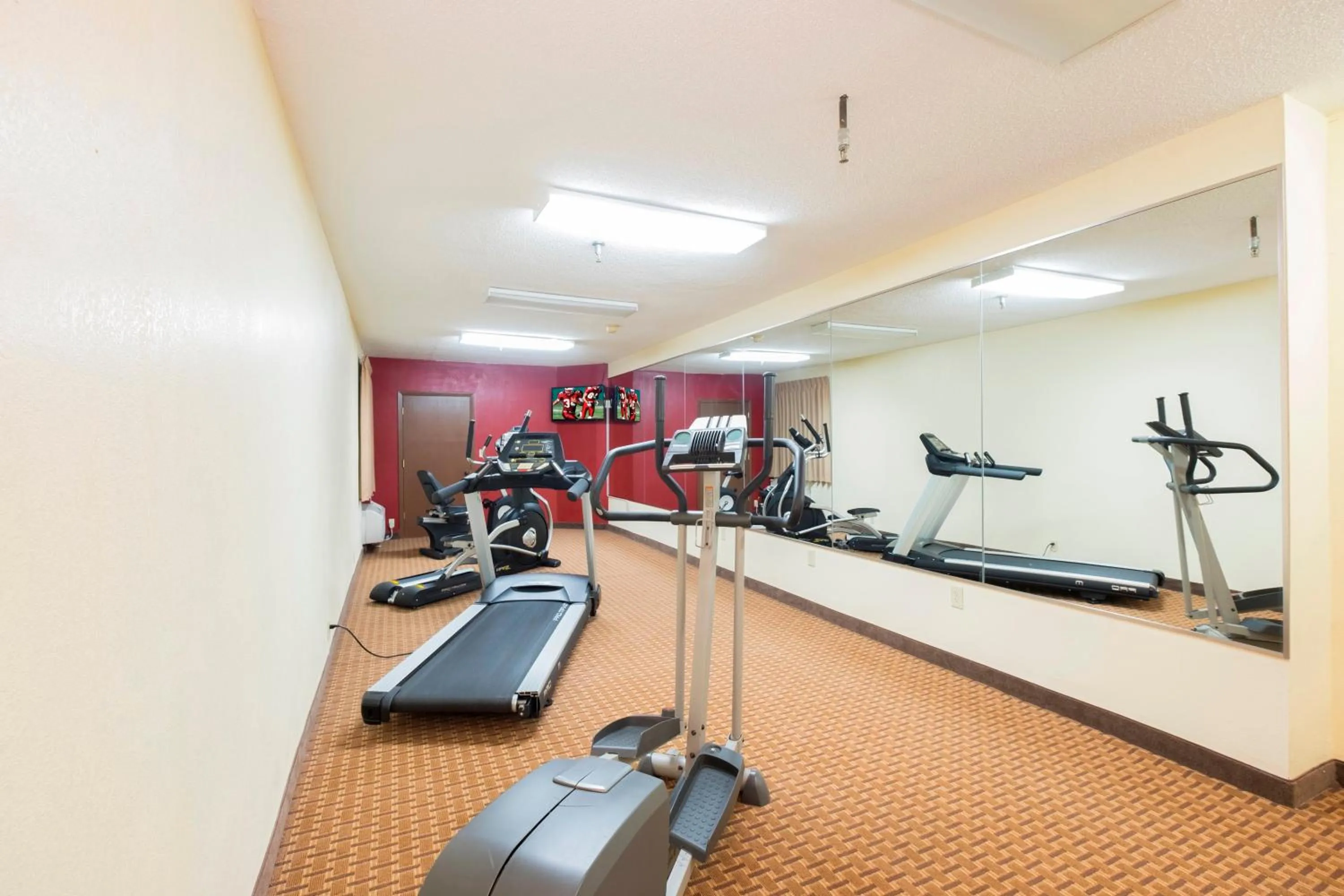 Fitness centre/facilities in Red Roof Inn & Suites Cincinnati North-Mason
