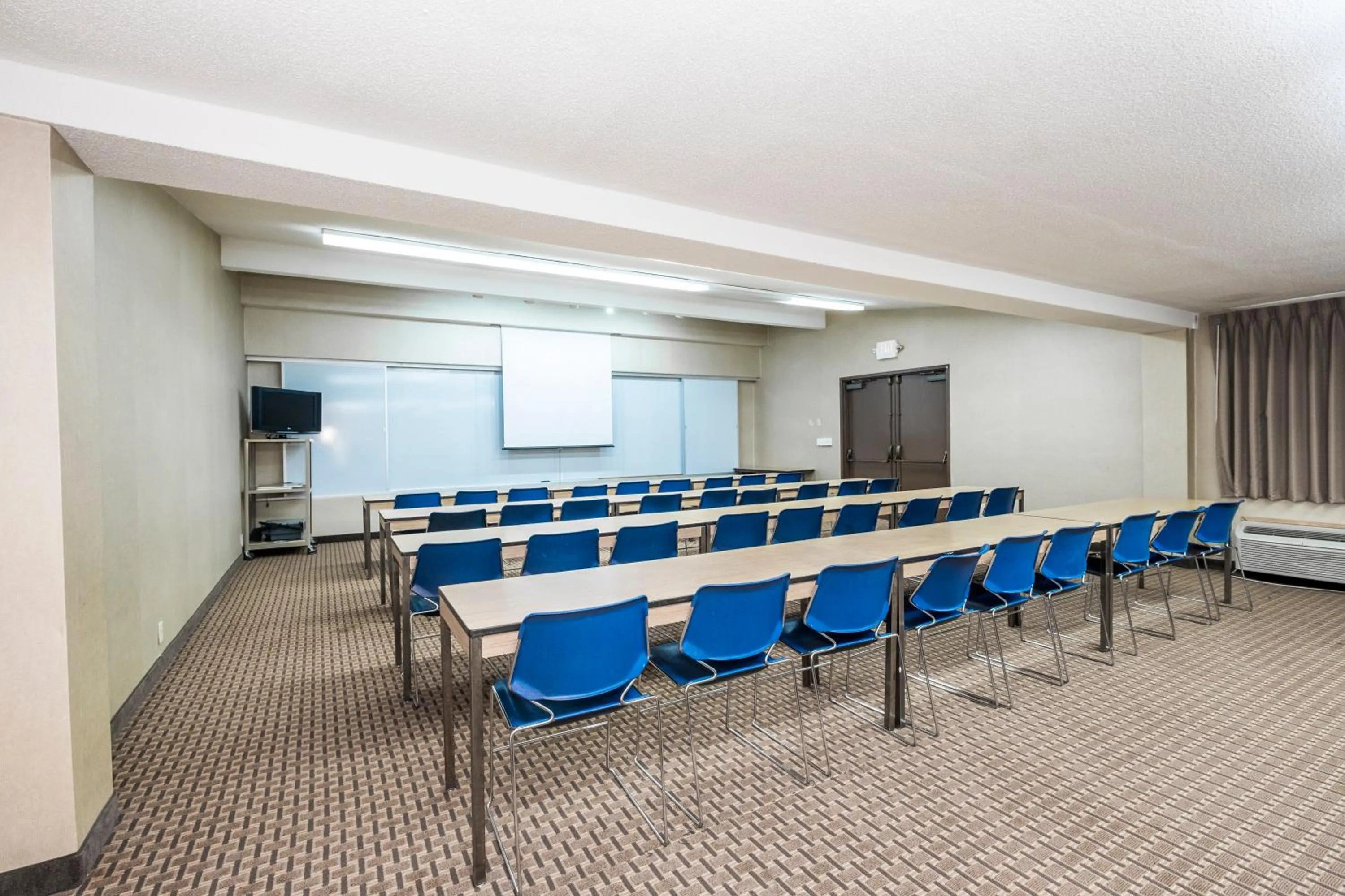 Meeting/conference room in Red Roof Inn & Suites Cincinnati North-Mason