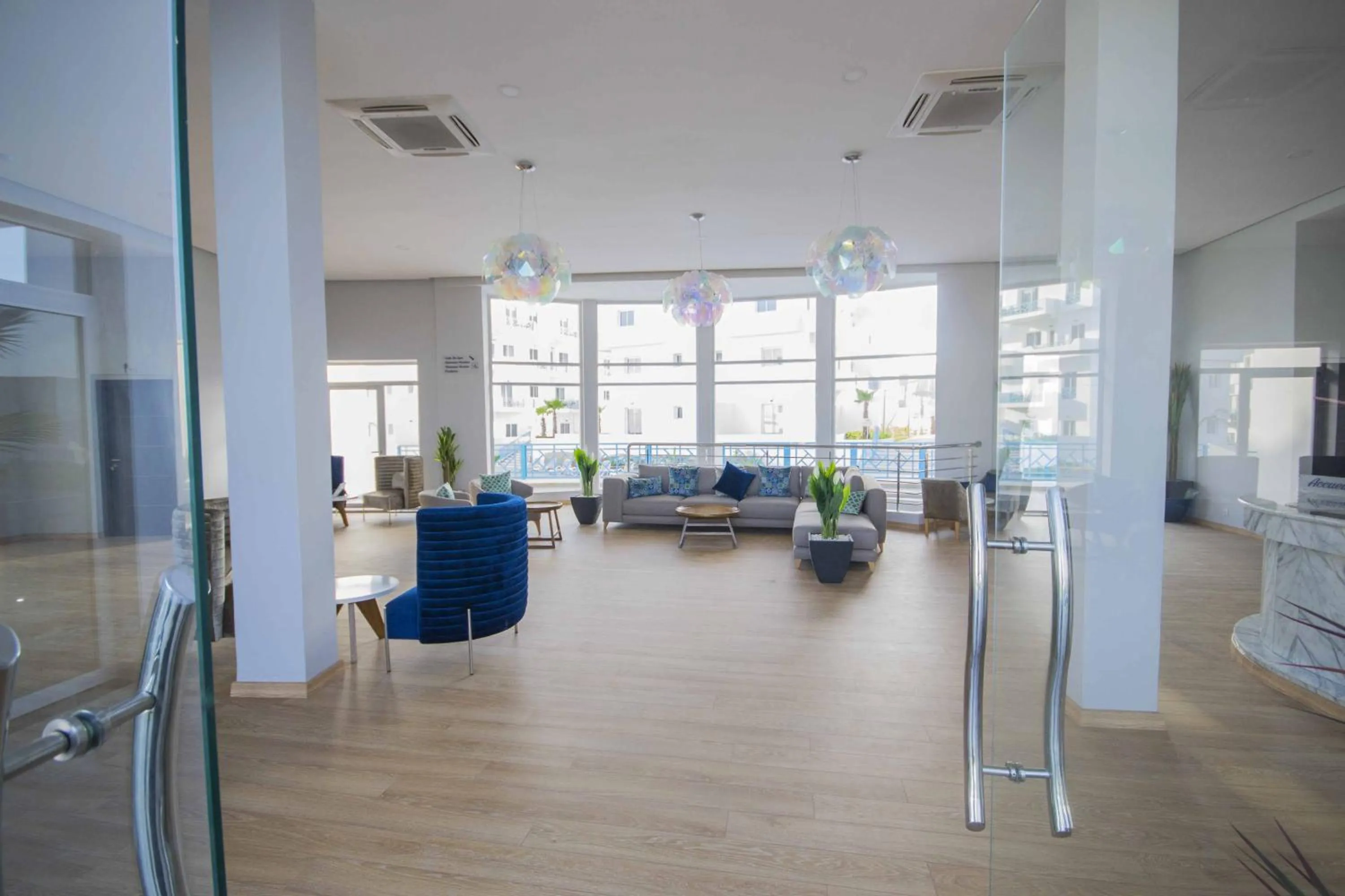 Lobby or reception in L'escale Appart-hôtel By 7AV HOTELS